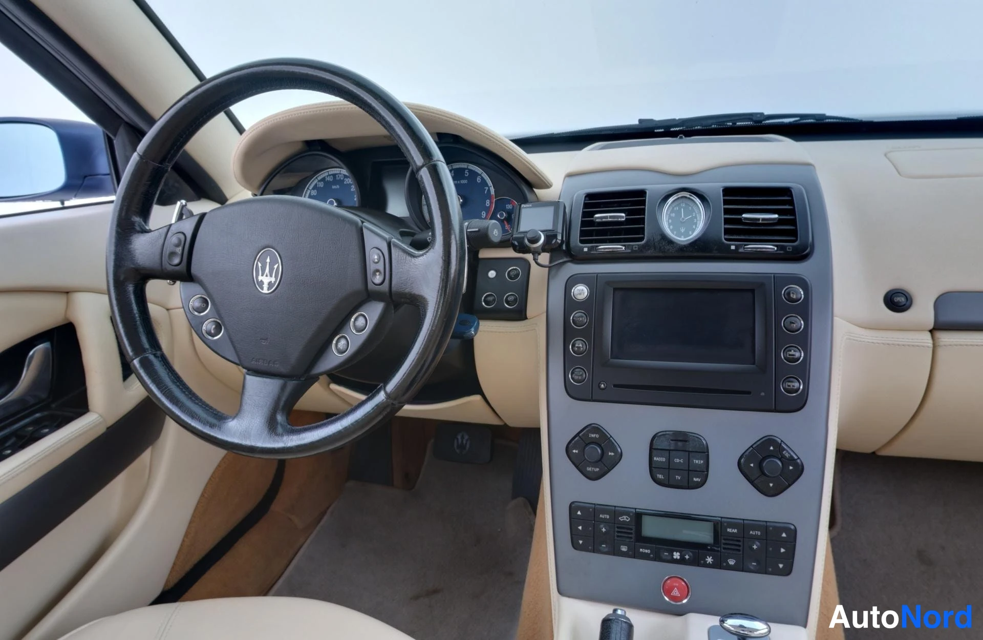 Hopea Maserati Quattroporte 2005, ohjaamo, kuva 10