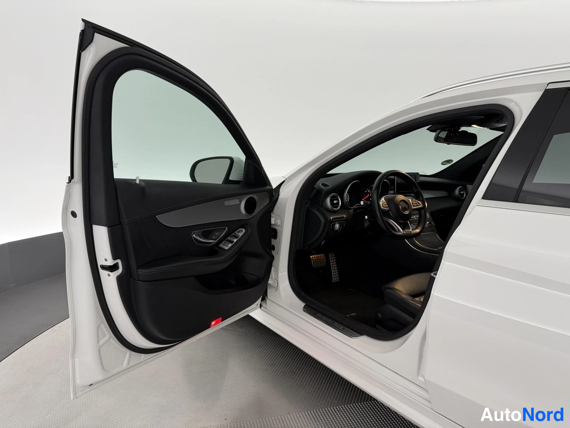 Valkoinen Mercedes-Benz C 250 CDI 4MATIC 2015, sivulta, kuva 5