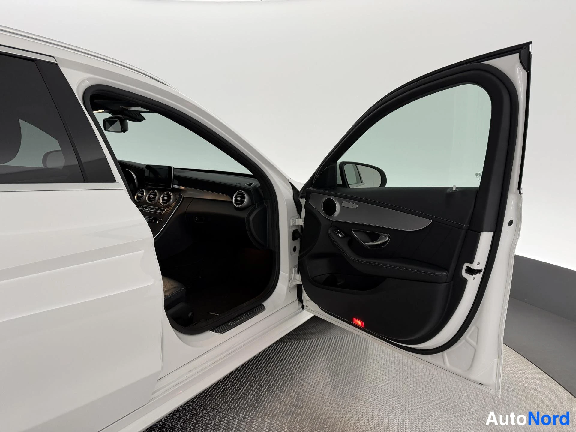 Valkoinen Mercedes-Benz C 250 CDI 4MATIC 2015, ohjaamo, kuva 14