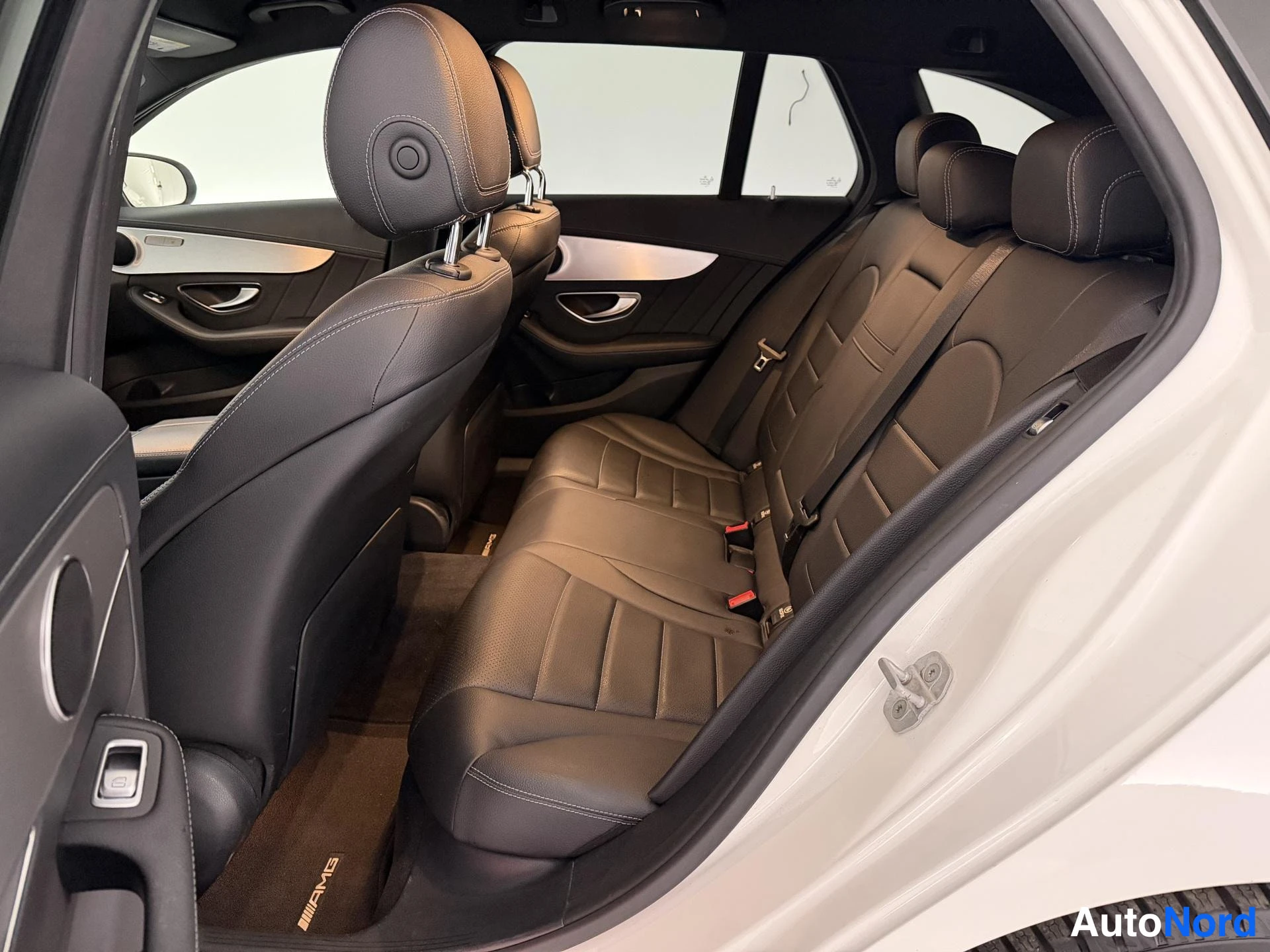 Valkoinen Mercedes-Benz C 250 CDI 4MATIC 2015, takaistuimet, kuva 19