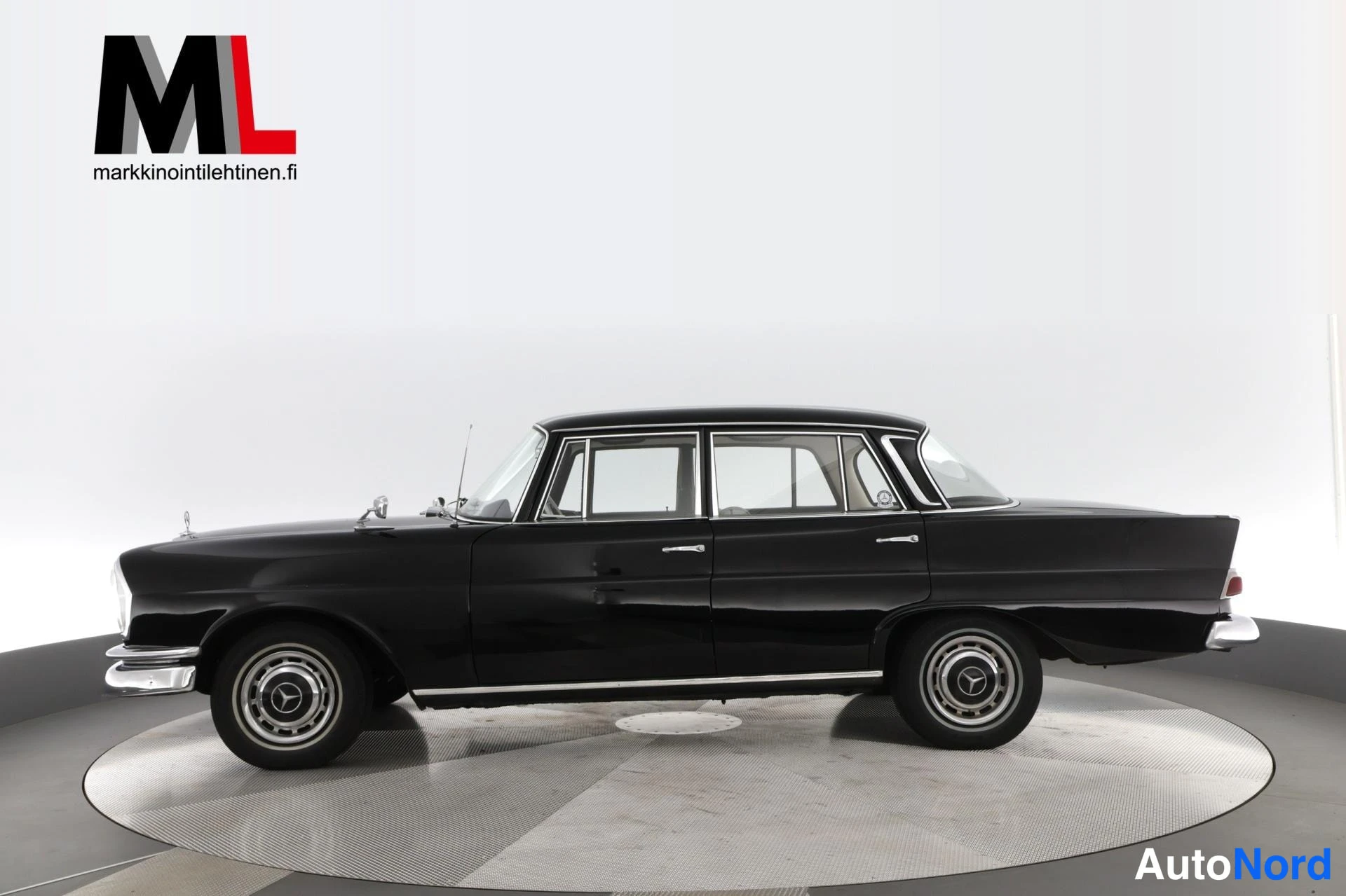 Musta Mercedes-Benz S 220 1964, sivulta, kuva 6