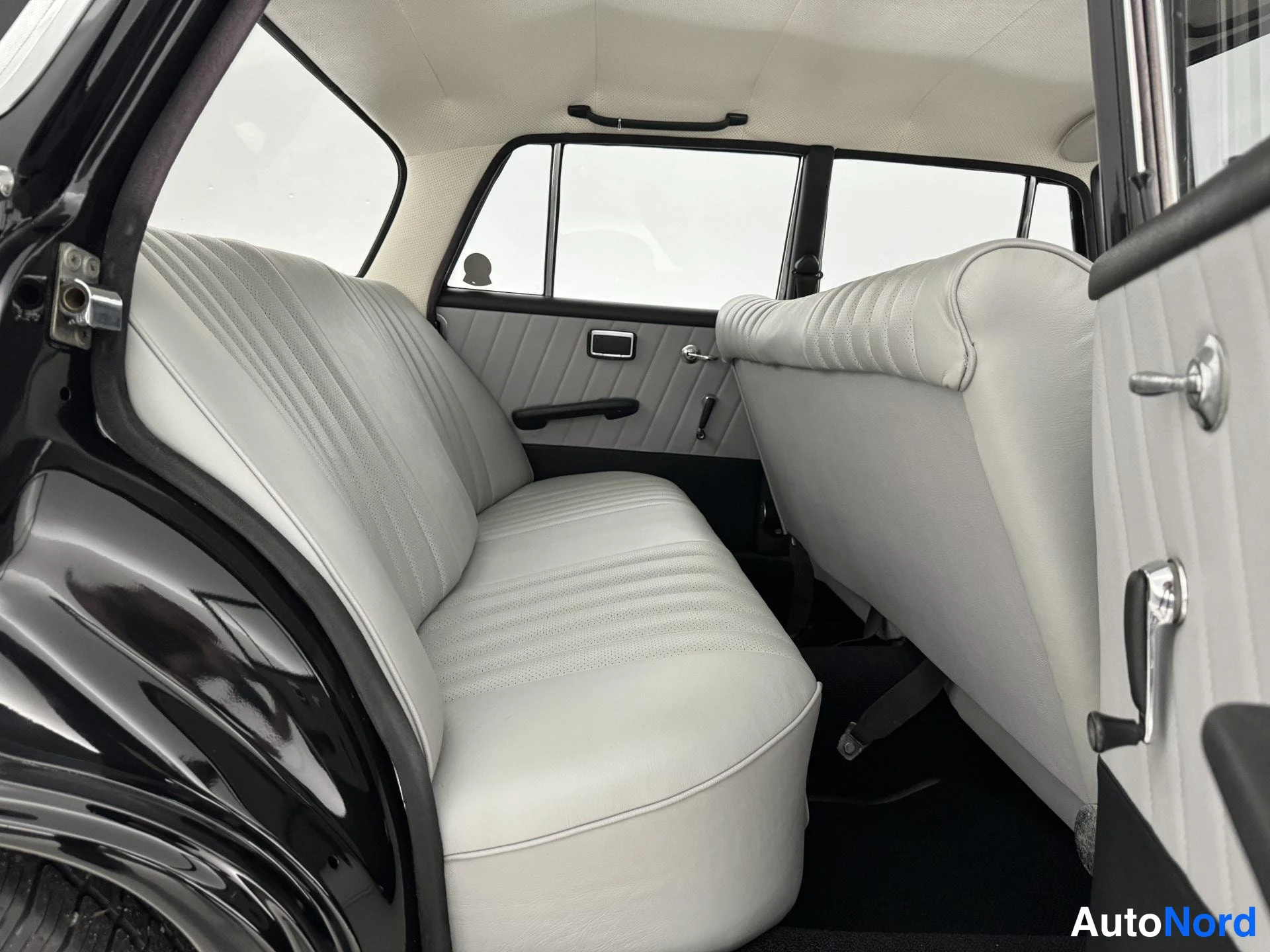 Musta Mercedes-Benz S 220 1964, takaistuimet, kuva 22