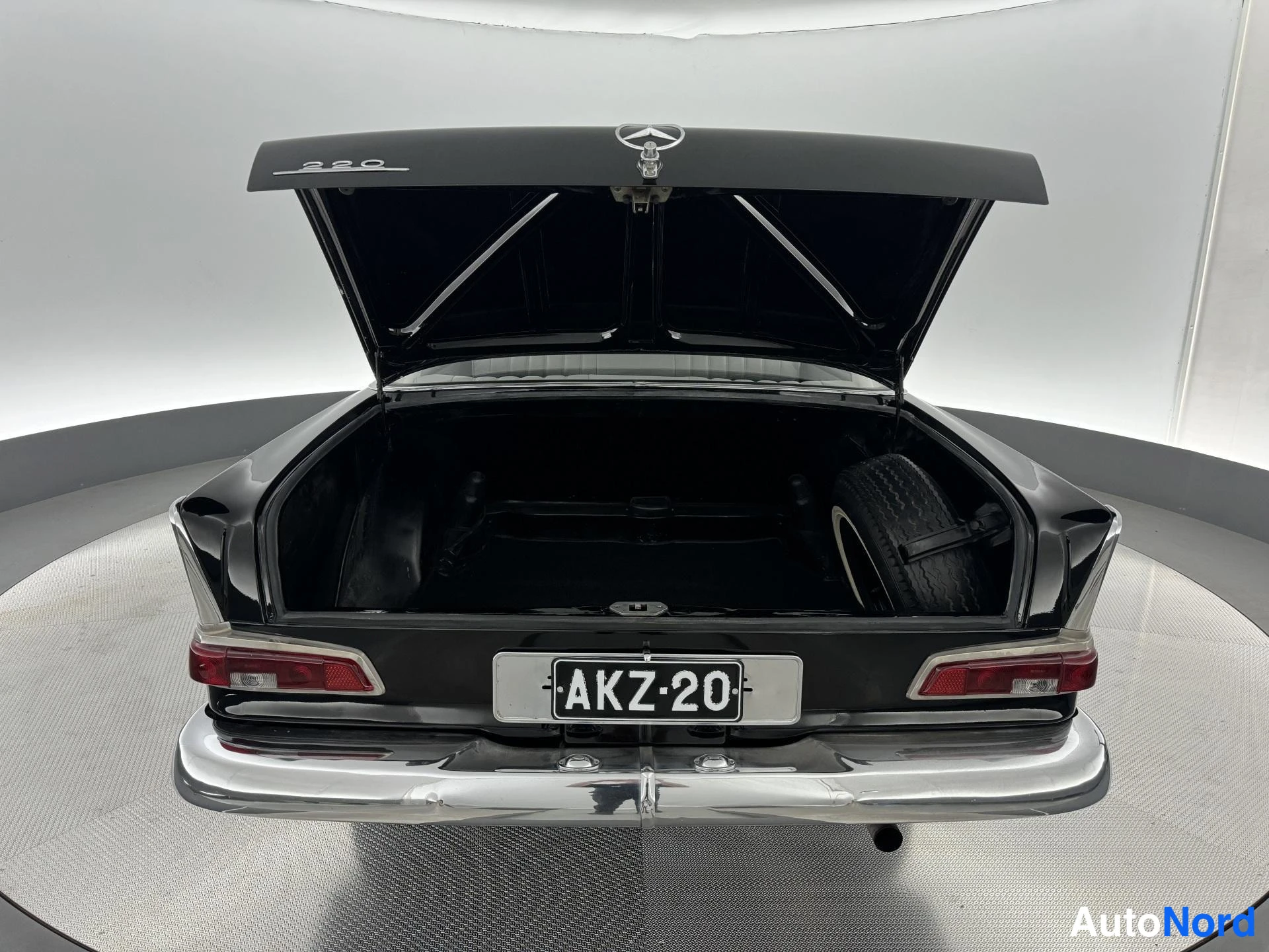 Musta Mercedes-Benz S 220 1964, tavaratila, kuva 29