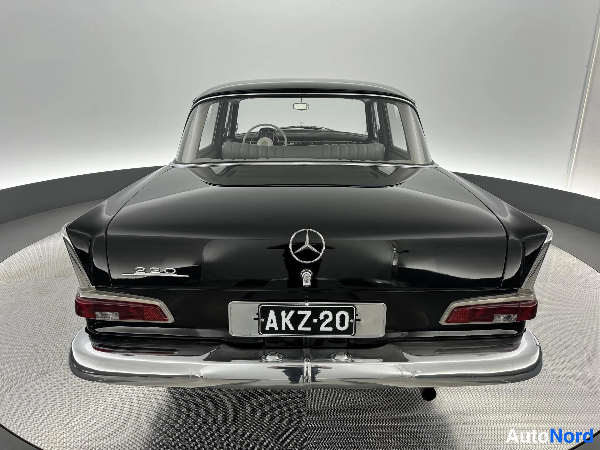 Musta Mercedes-Benz S 220 1964, takaa, kuva 9
