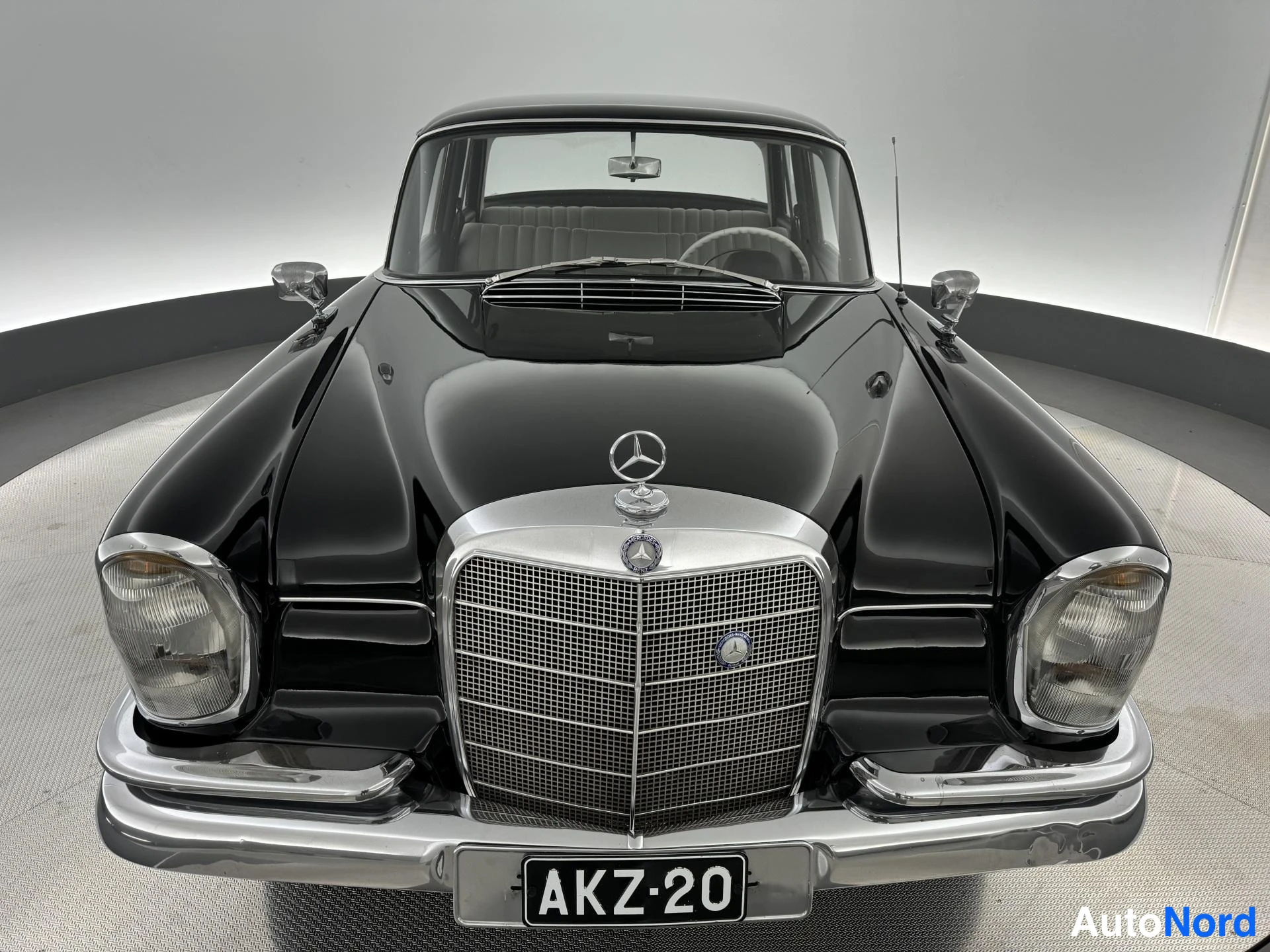 Musta Mercedes-Benz S 220 1964, edestä, kuva 3