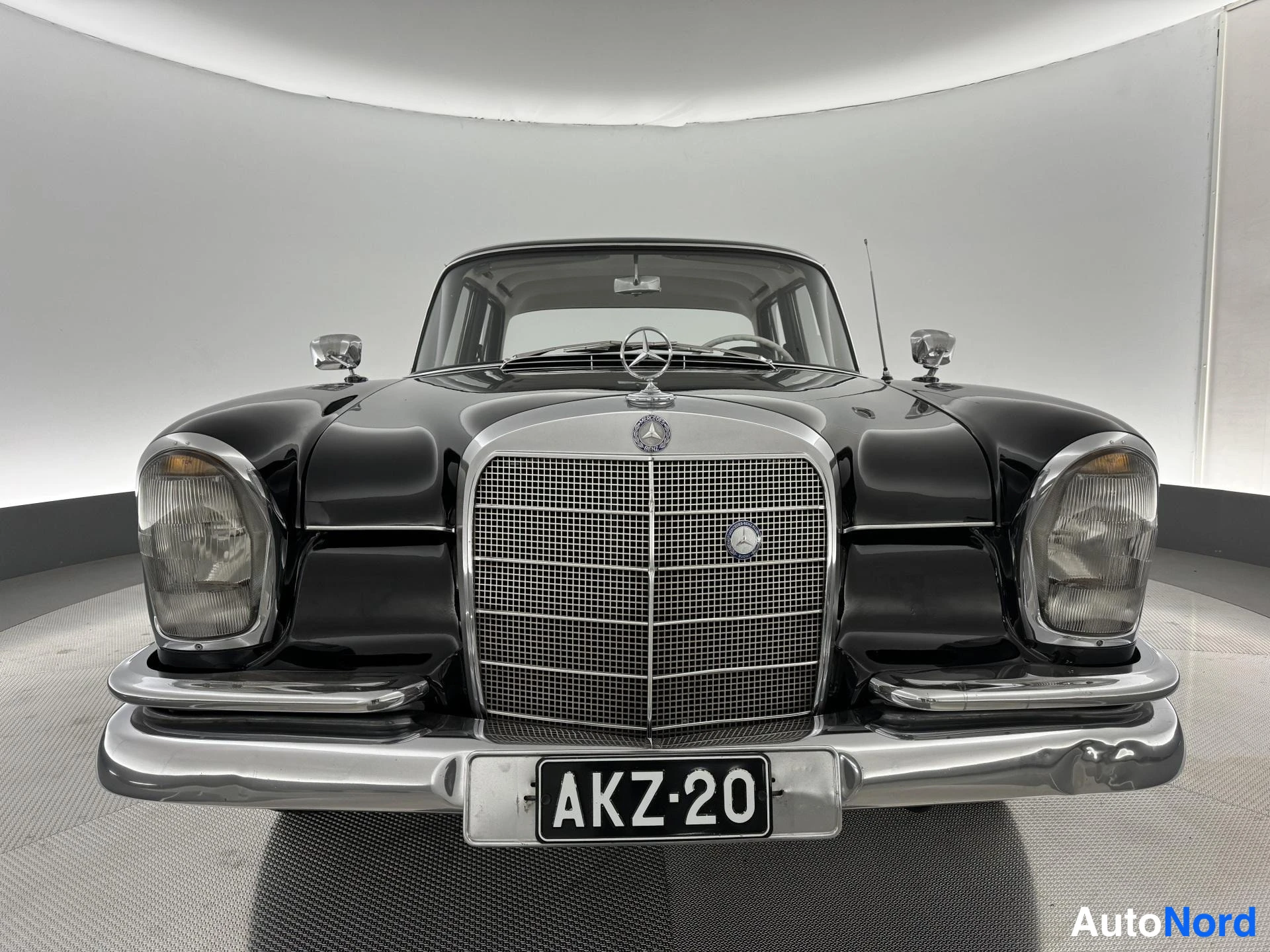 Musta Mercedes-Benz S 220 1964, edestä, kuva 4