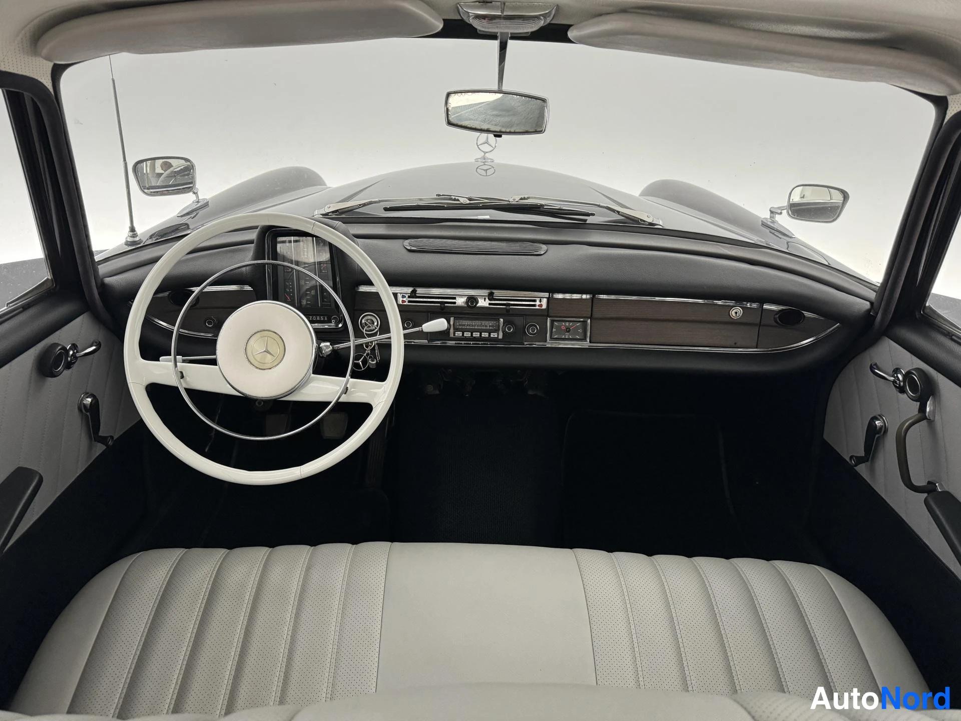 Musta Mercedes-Benz S 220 1964, ohjaamo, kuva 13