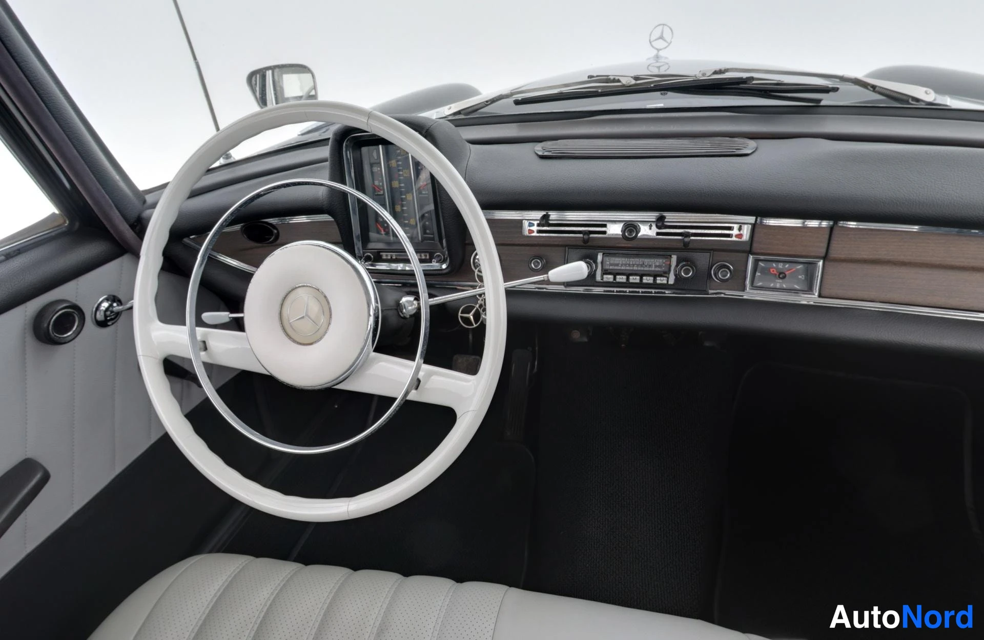 Musta Mercedes-Benz S 220 1964, ohjaamo, kuva 14