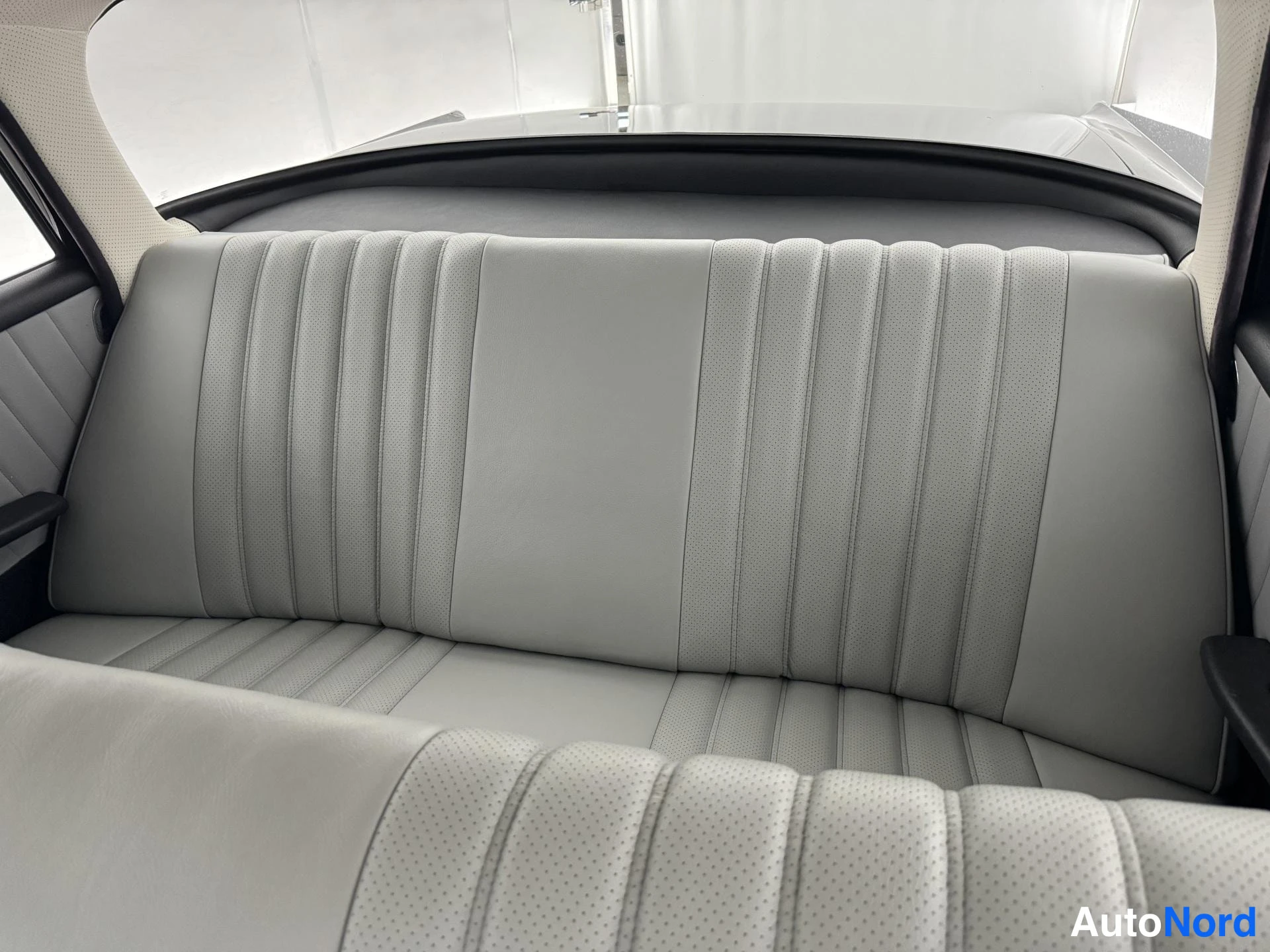 Musta Mercedes-Benz S 220 1964, takaistuimet, kuva 23