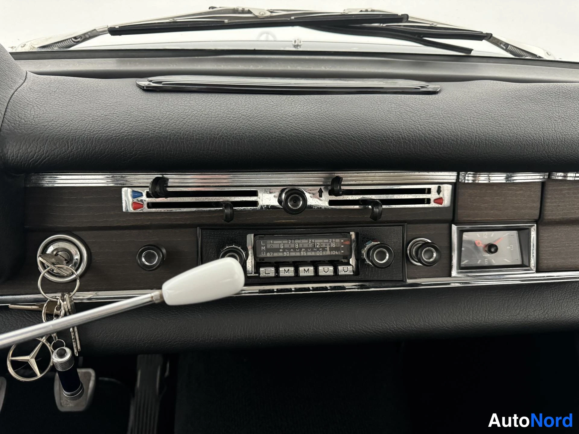 Musta Mercedes-Benz S 220 1964, ohjaamo, kuva 15