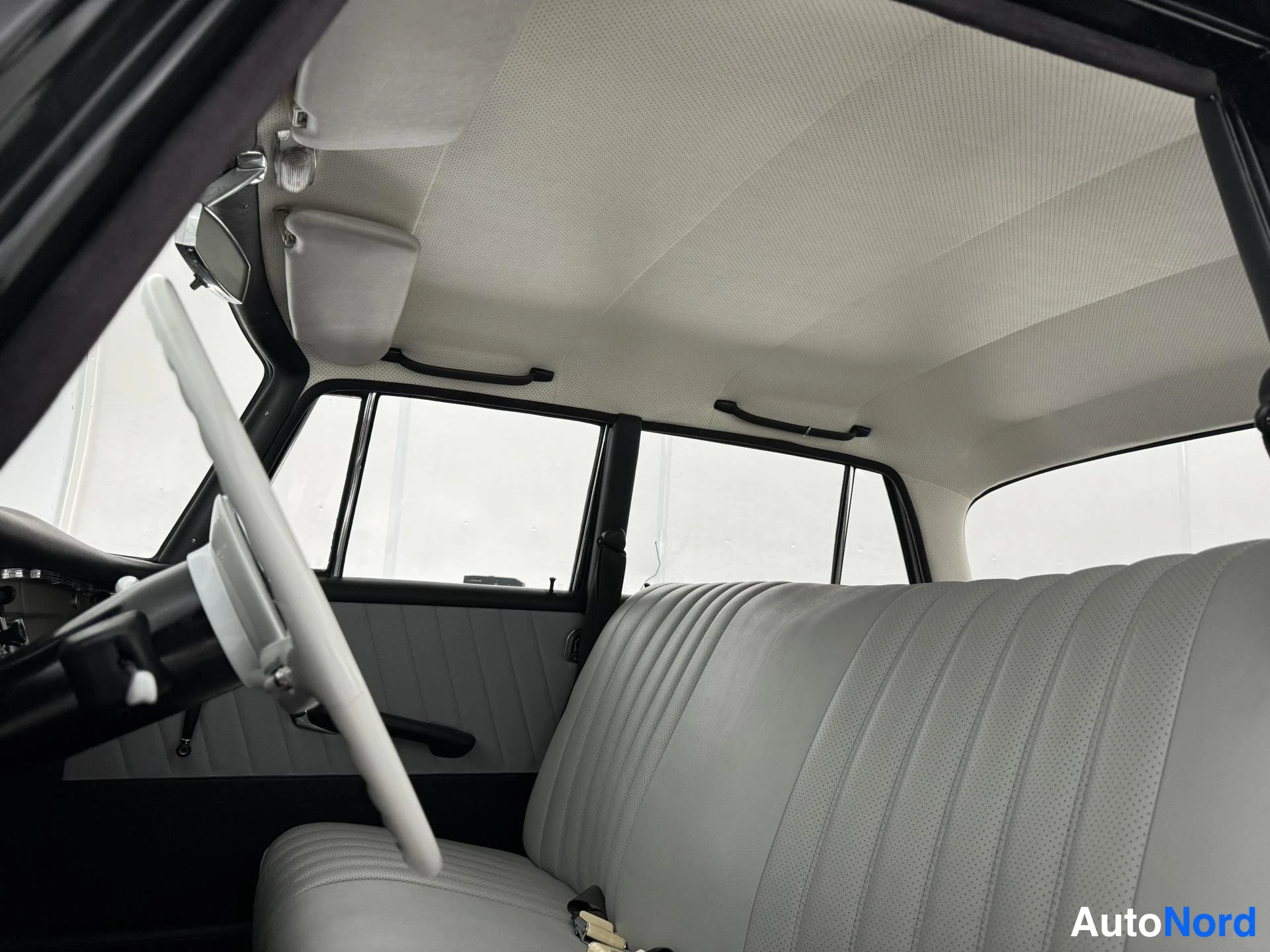 Musta Mercedes-Benz S 220 1964, ohjaamo, kuva 16