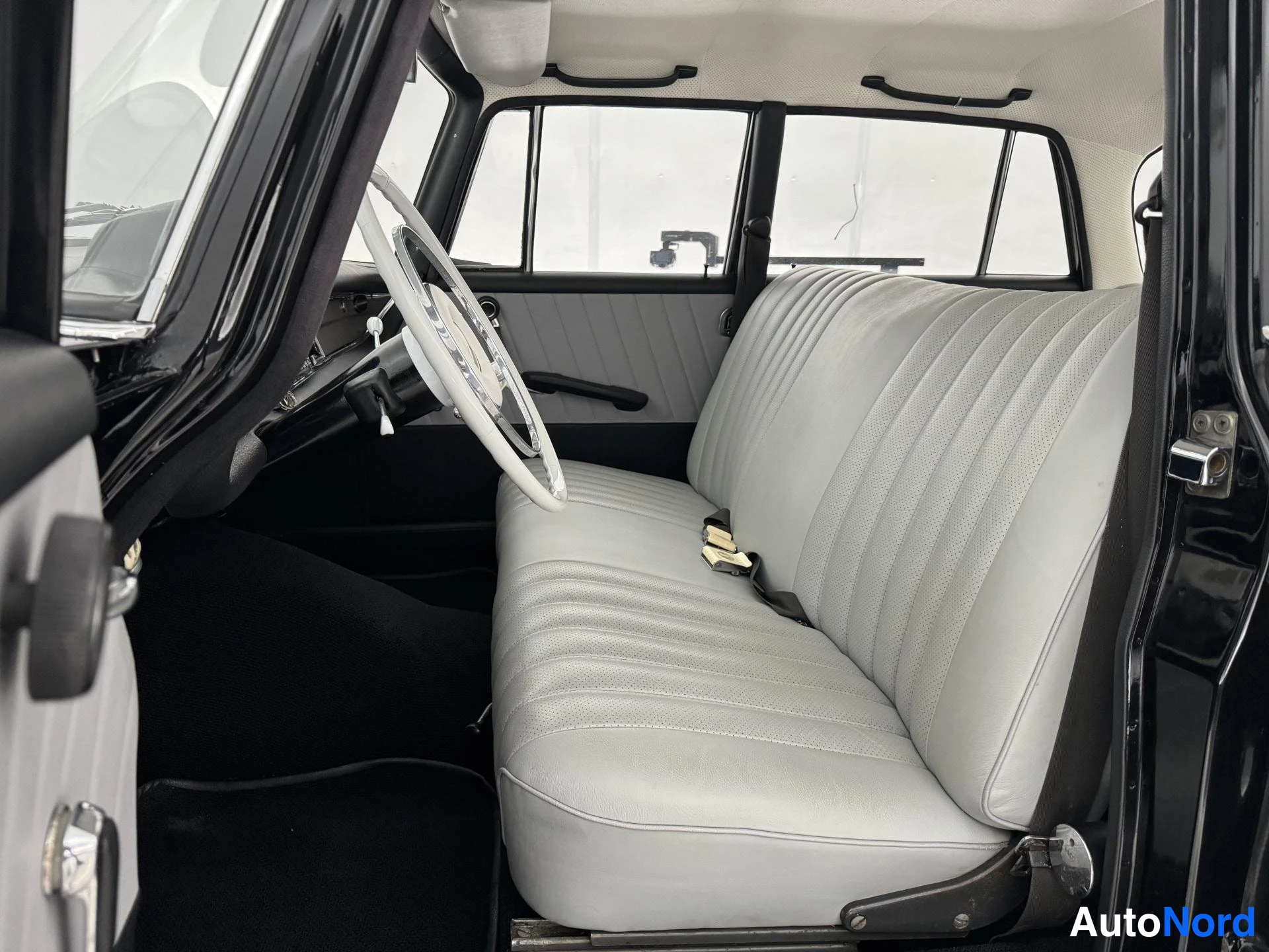 Musta Mercedes-Benz S 220 1964, ohjaamo, kuva 17