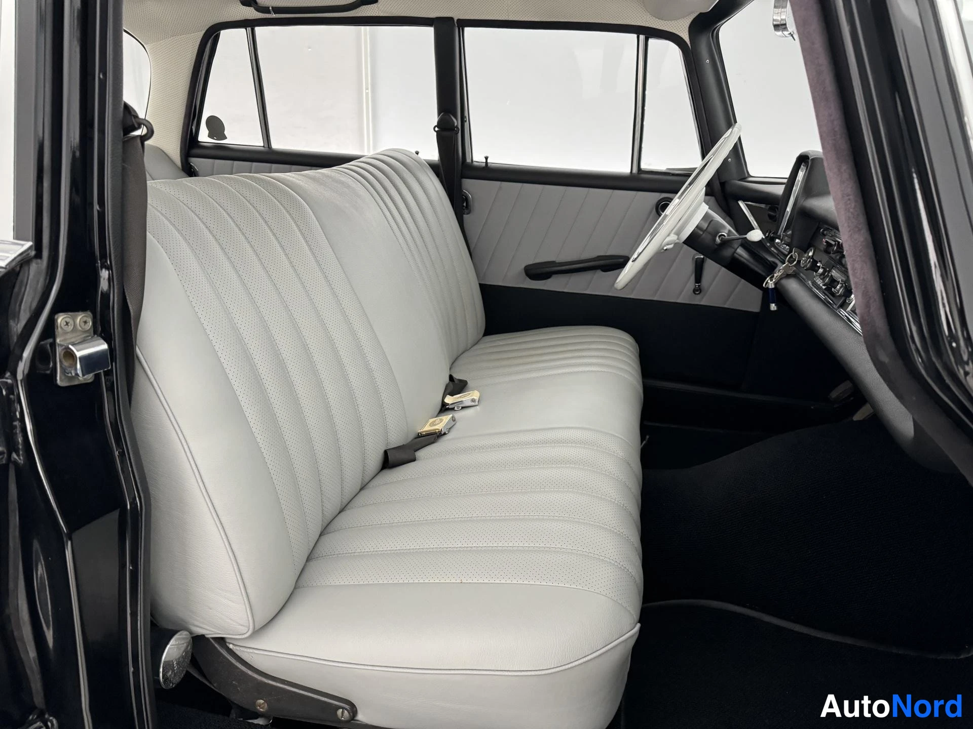 Musta Mercedes-Benz S 220 1964, takaistuimet, kuva 24