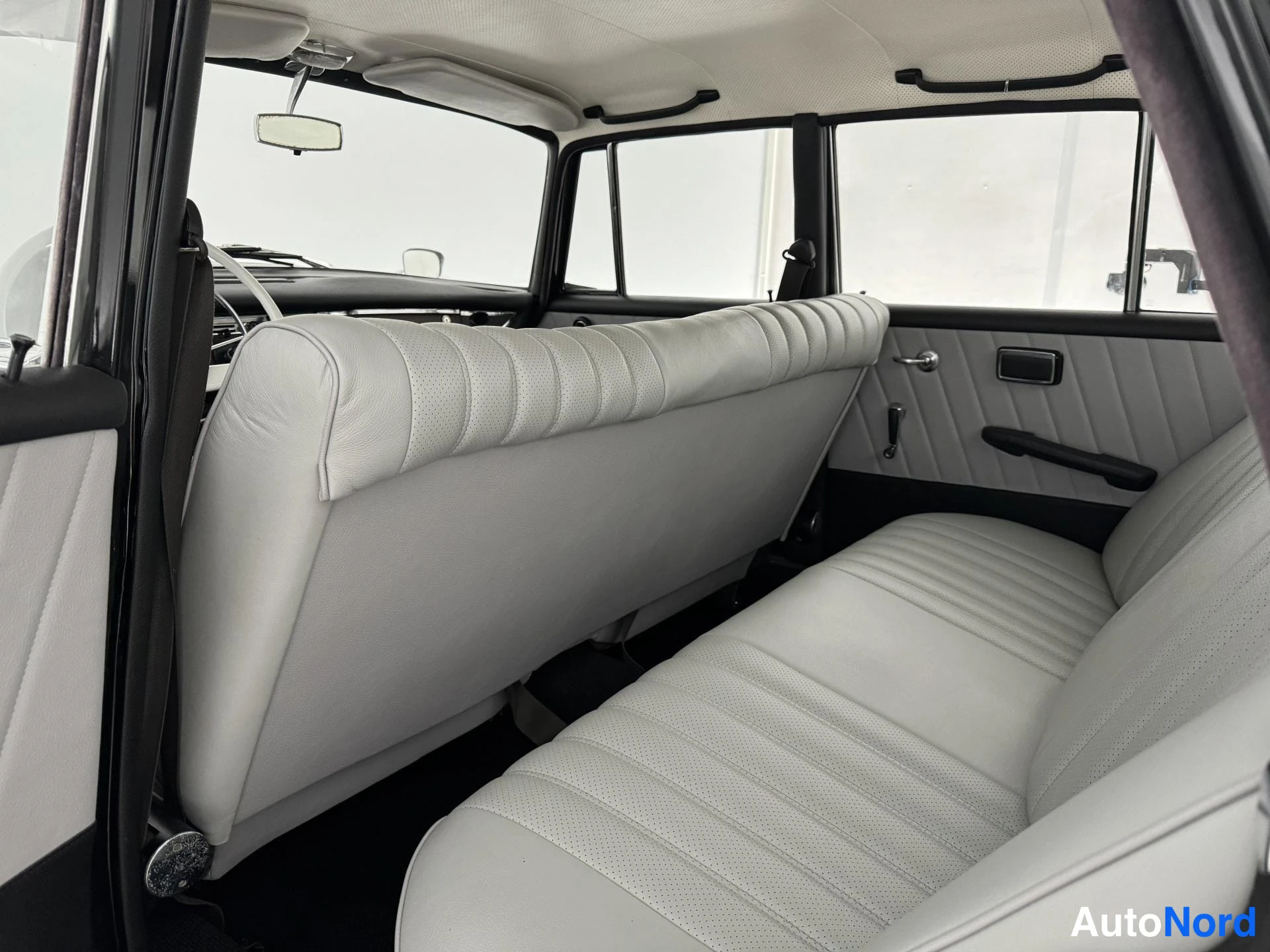 Musta Mercedes-Benz S 220 1964, takaistuimet, kuva 25