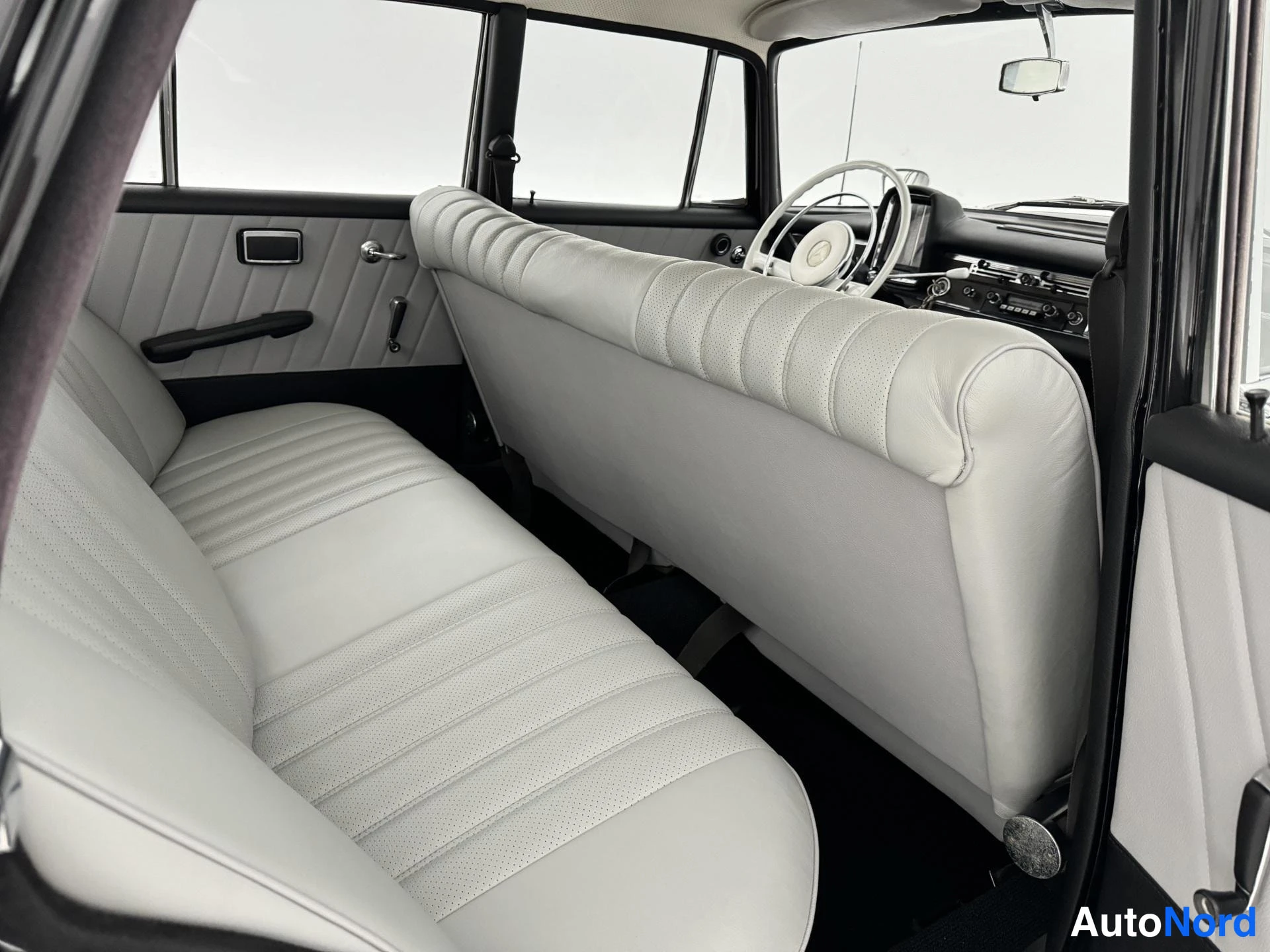 Musta Mercedes-Benz S 220 1964, takaistuimet, kuva 26