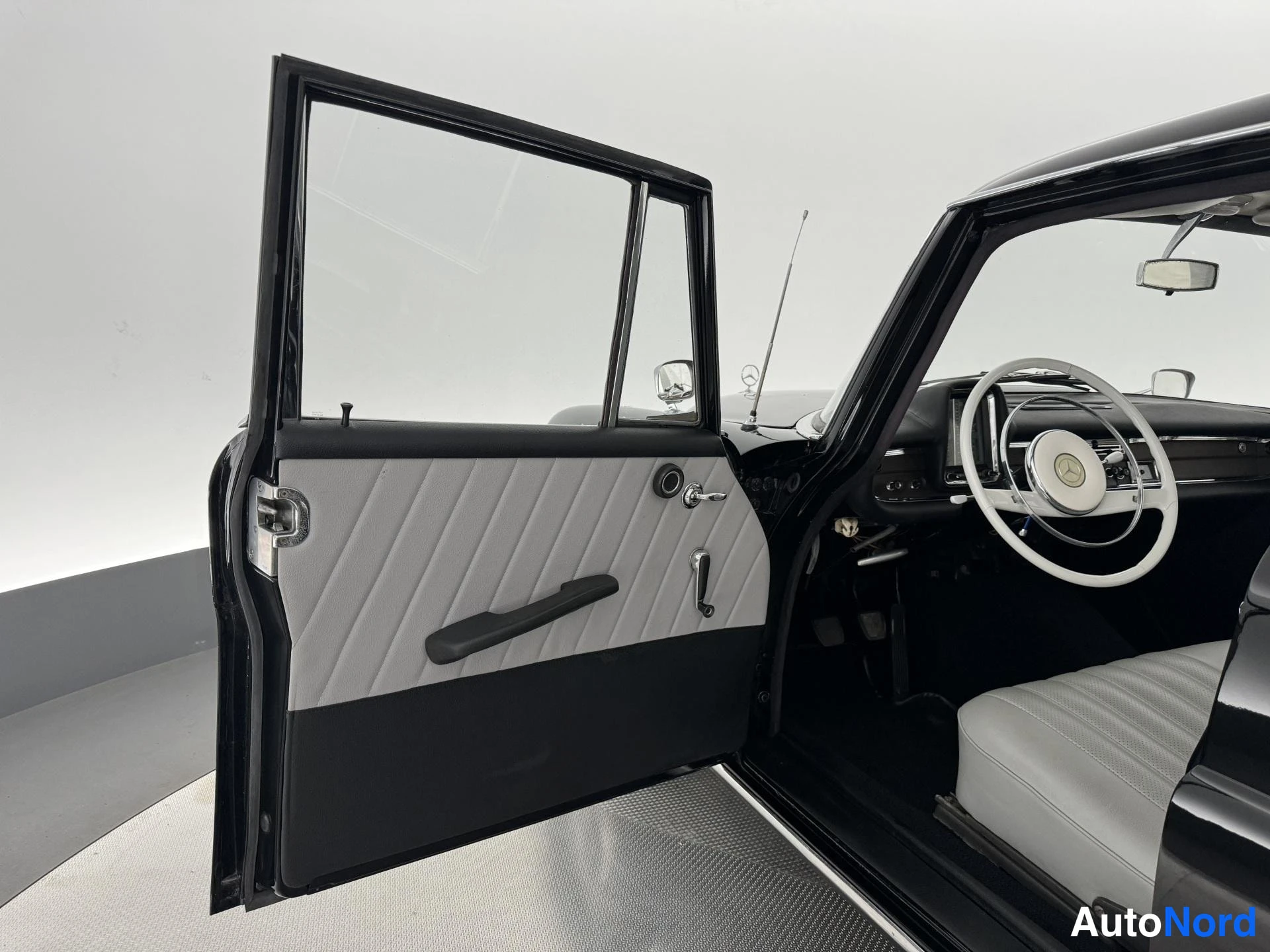 Musta Mercedes-Benz S 220 1964, ohjaamo, kuva 18