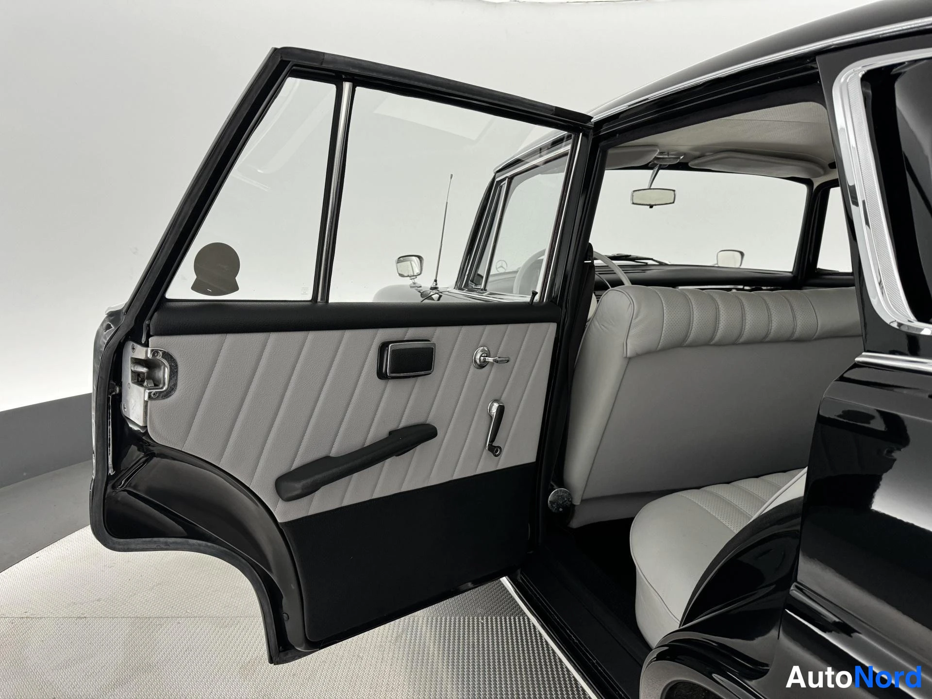 Musta Mercedes-Benz S 220 1964, ohjaamo, kuva 19