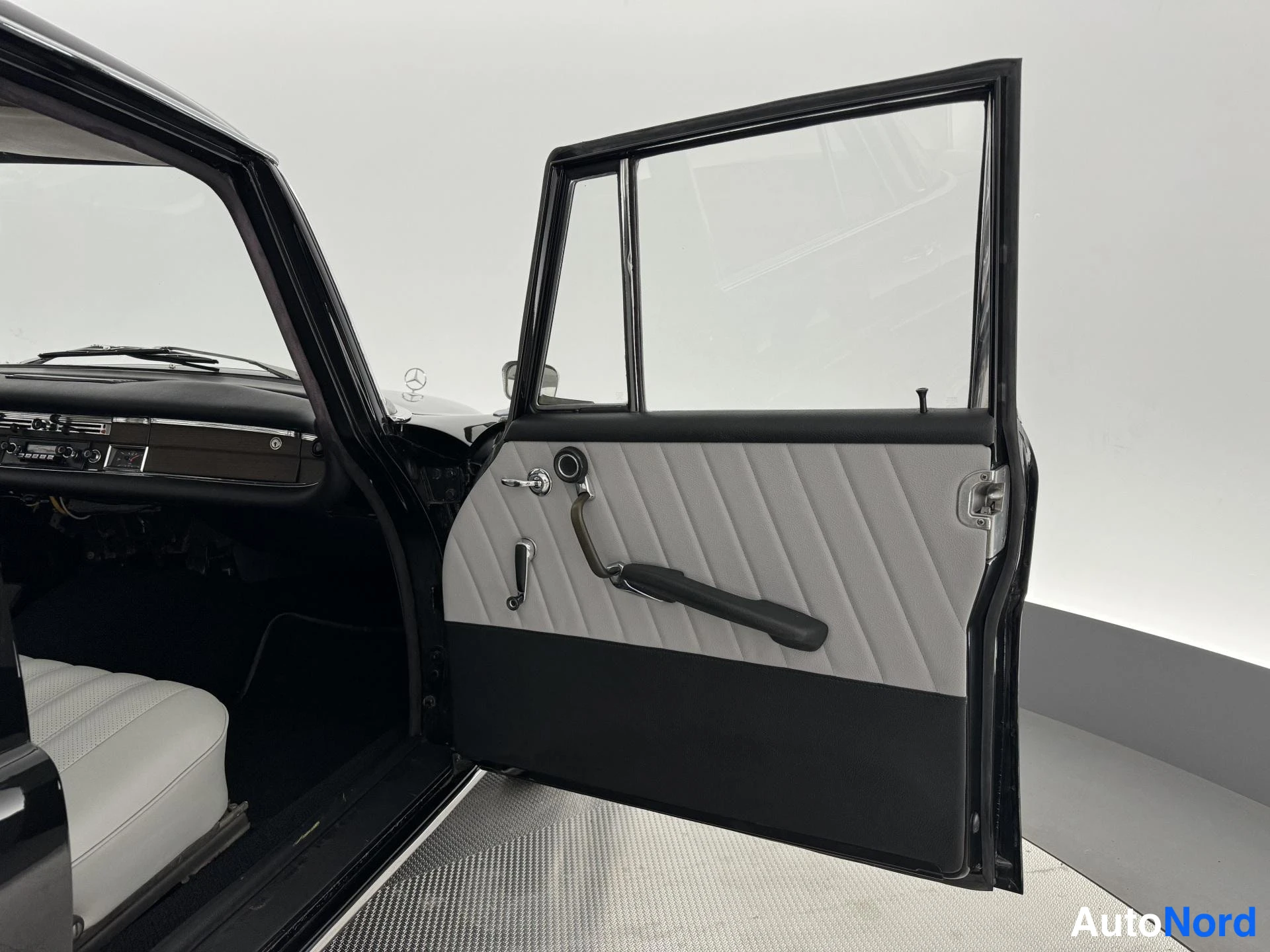 Musta Mercedes-Benz S 220 1964, ohjaamo, kuva 20
