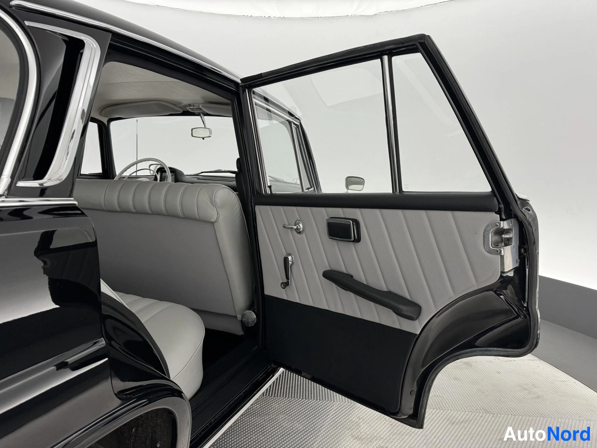 Musta Mercedes-Benz S 220 1964, takaistuimet, kuva 28