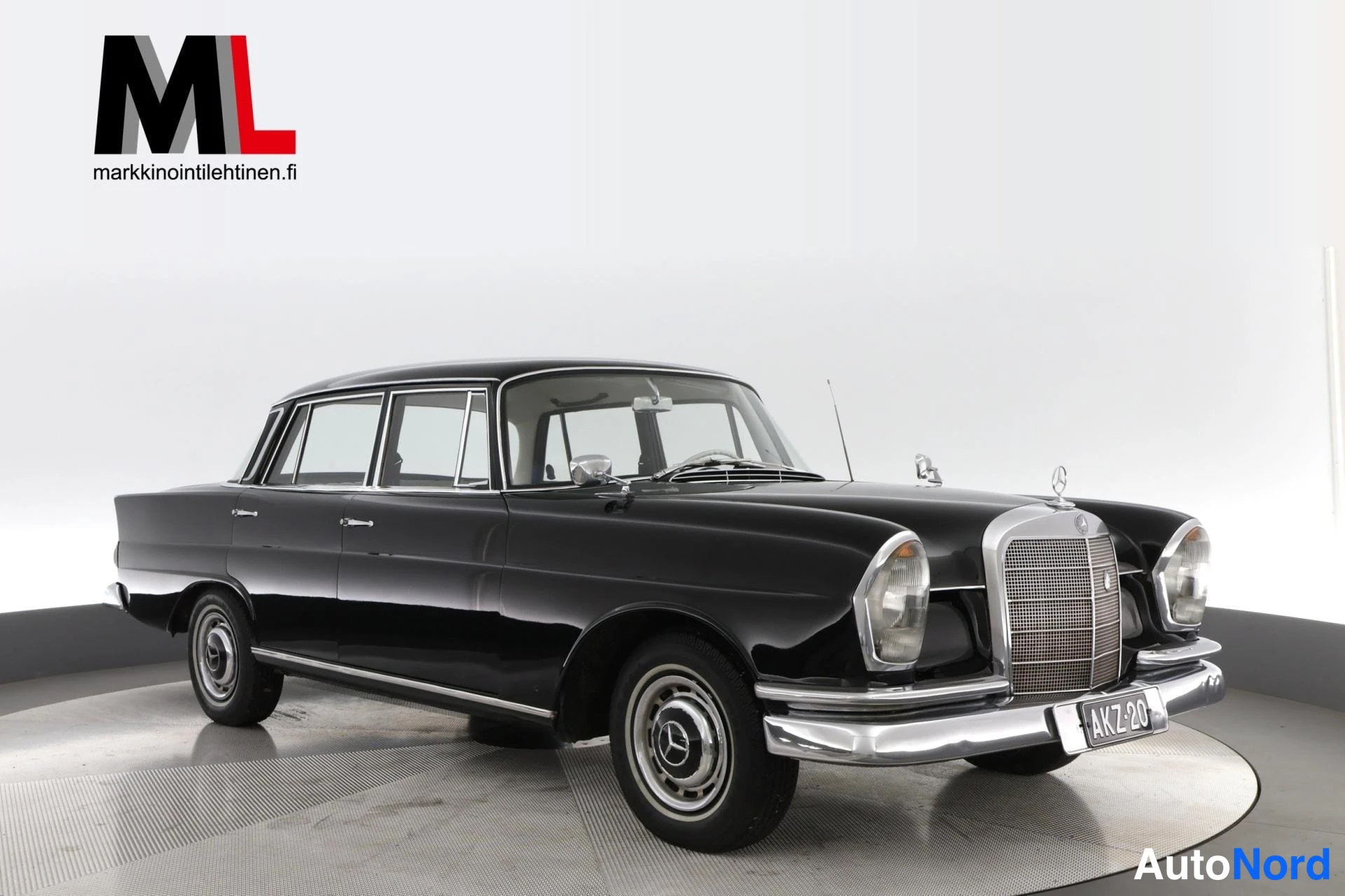 Musta Mercedes-Benz S 220 1964, etuviisto, keula oikealle, kuva 2