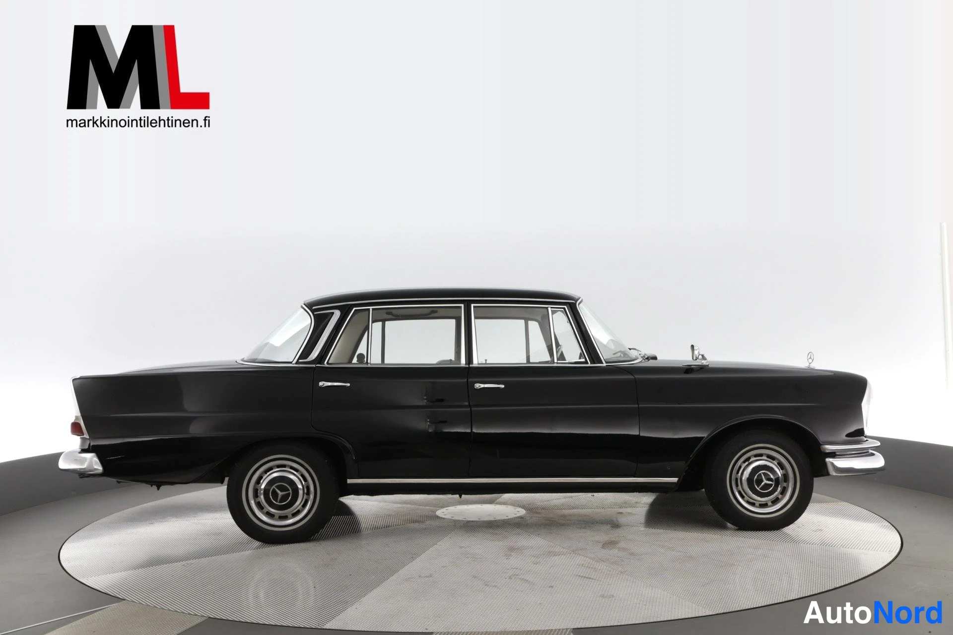 Musta Mercedes-Benz S 220 1964, sivulta, kuva 5