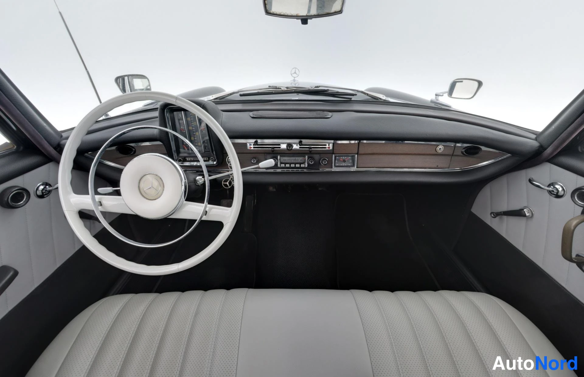 Musta Mercedes-Benz S 220 1964, ohjaamo, kuva 10
