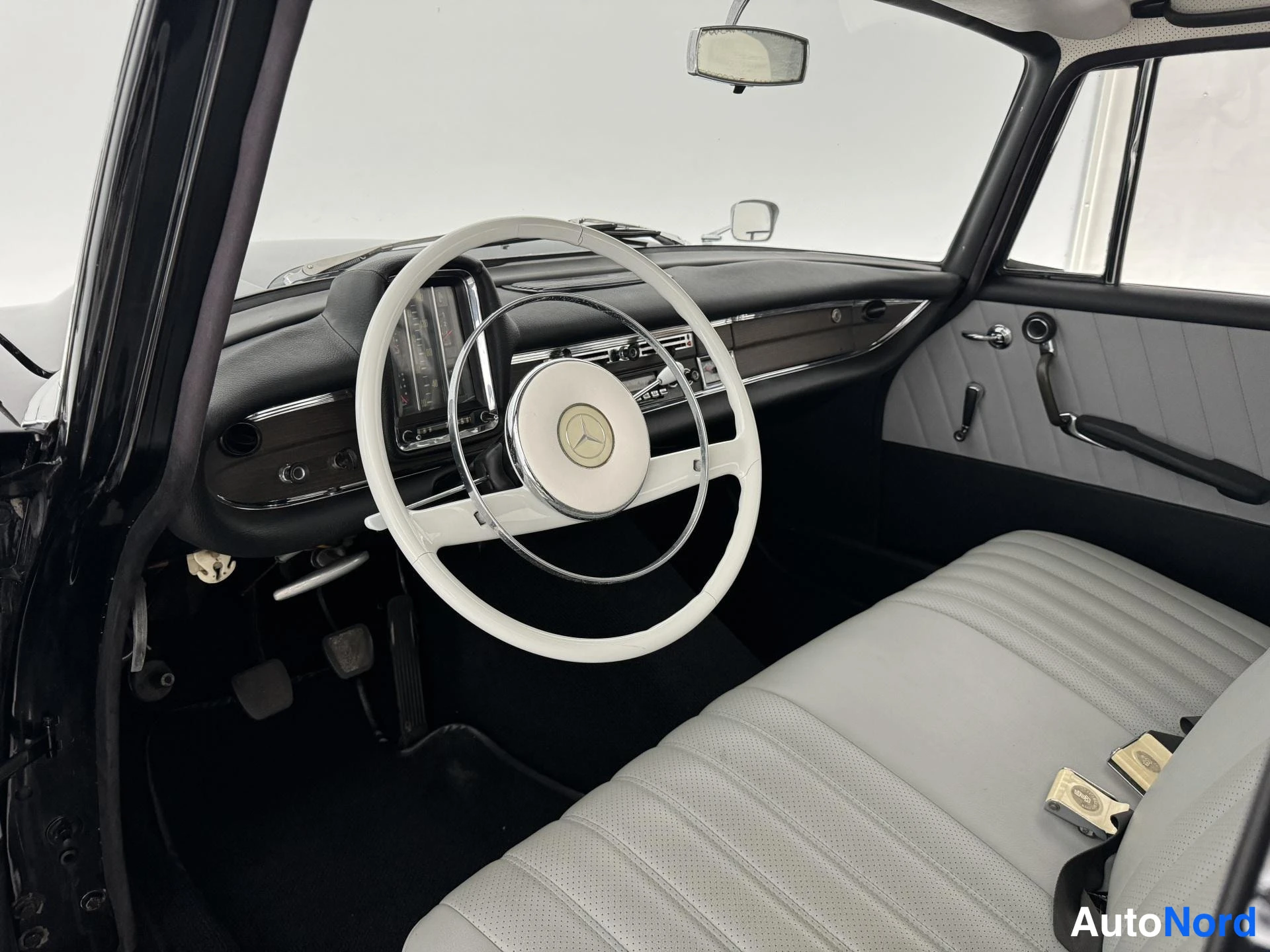 Musta Mercedes-Benz S 220 1964, ohjaamo, kuva 11