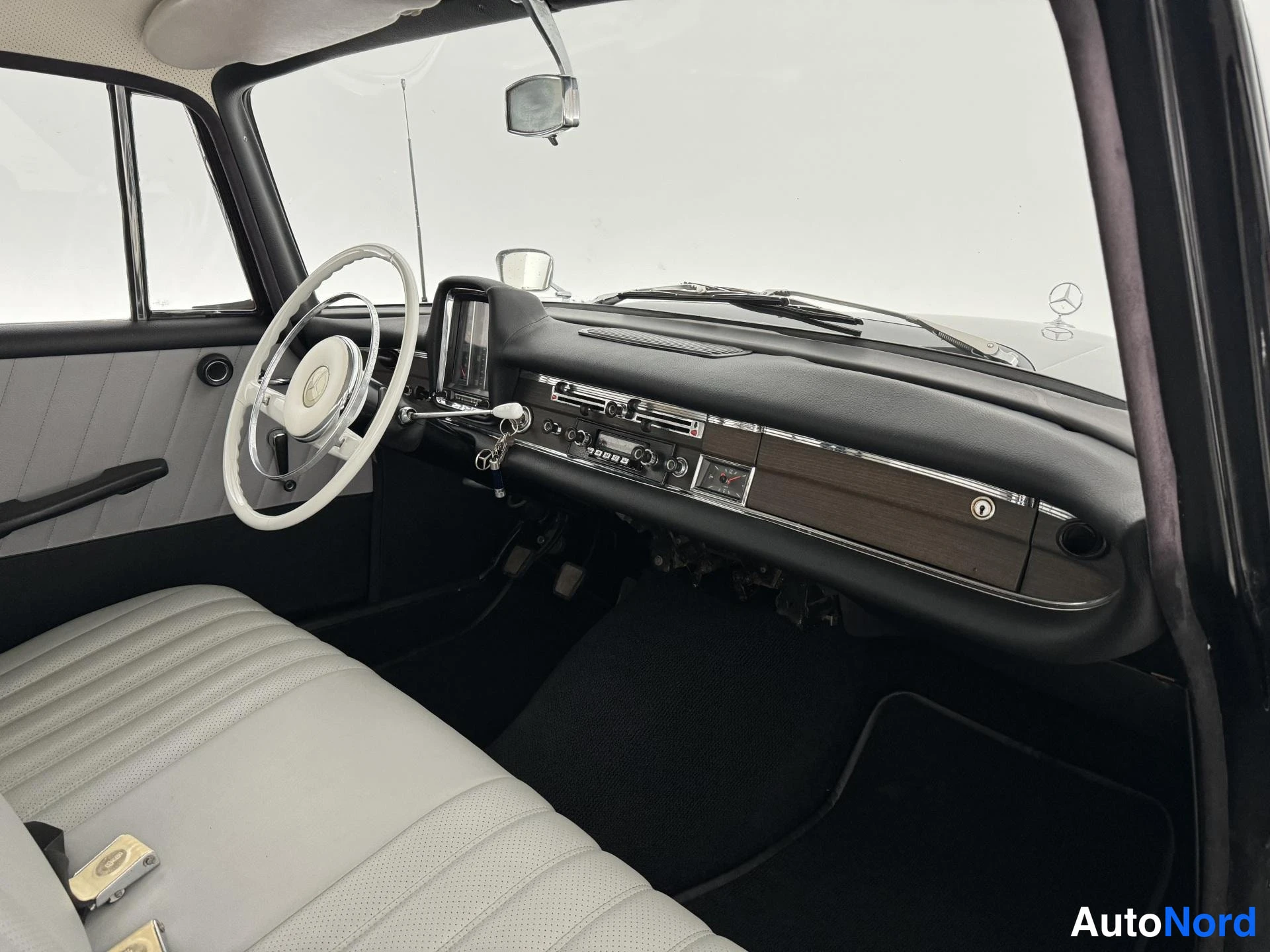Musta Mercedes-Benz S 220 1964, ohjaamo, kuva 12