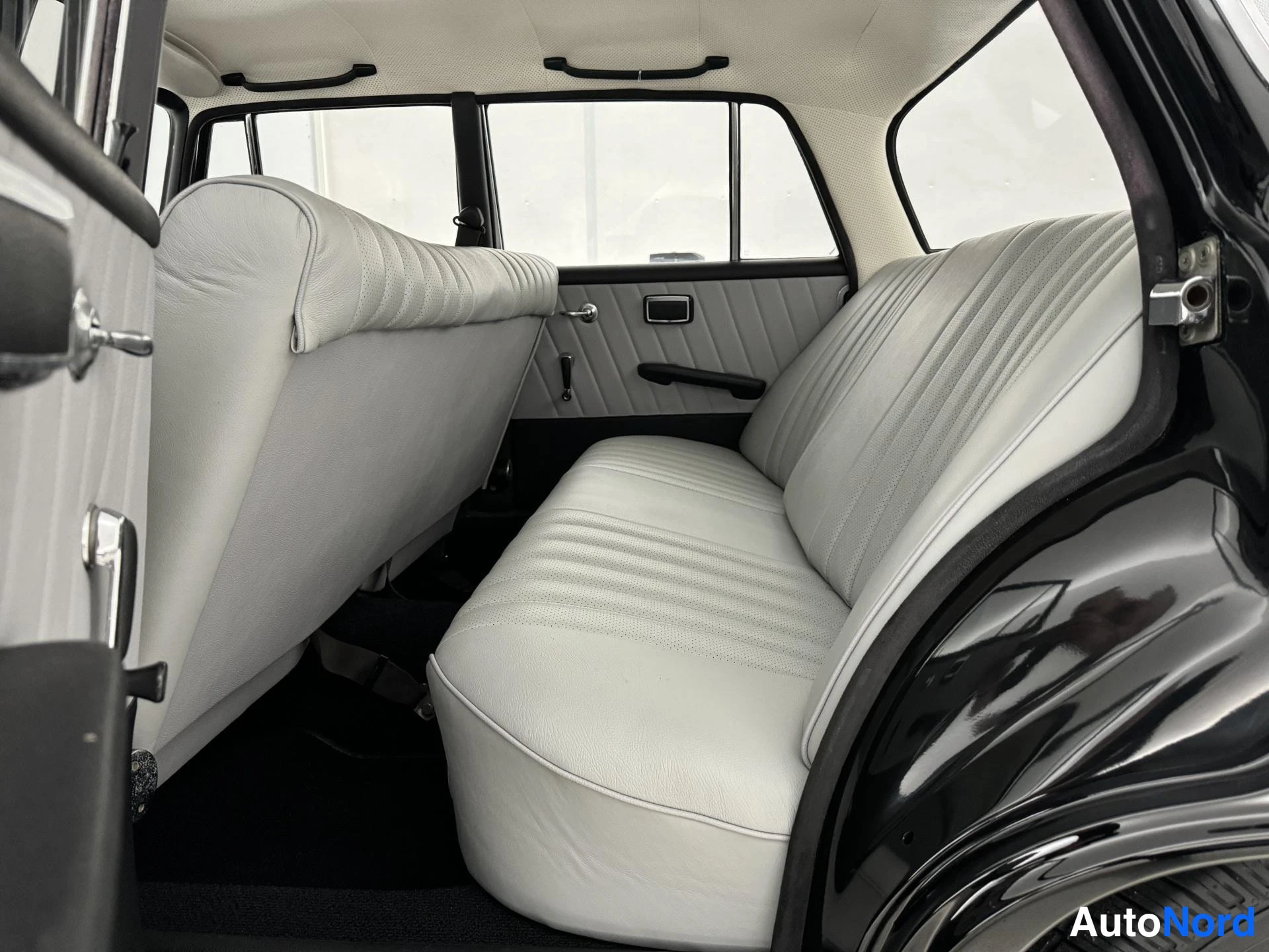 Musta Mercedes-Benz S 220 1964, takaistuimet, kuva 21