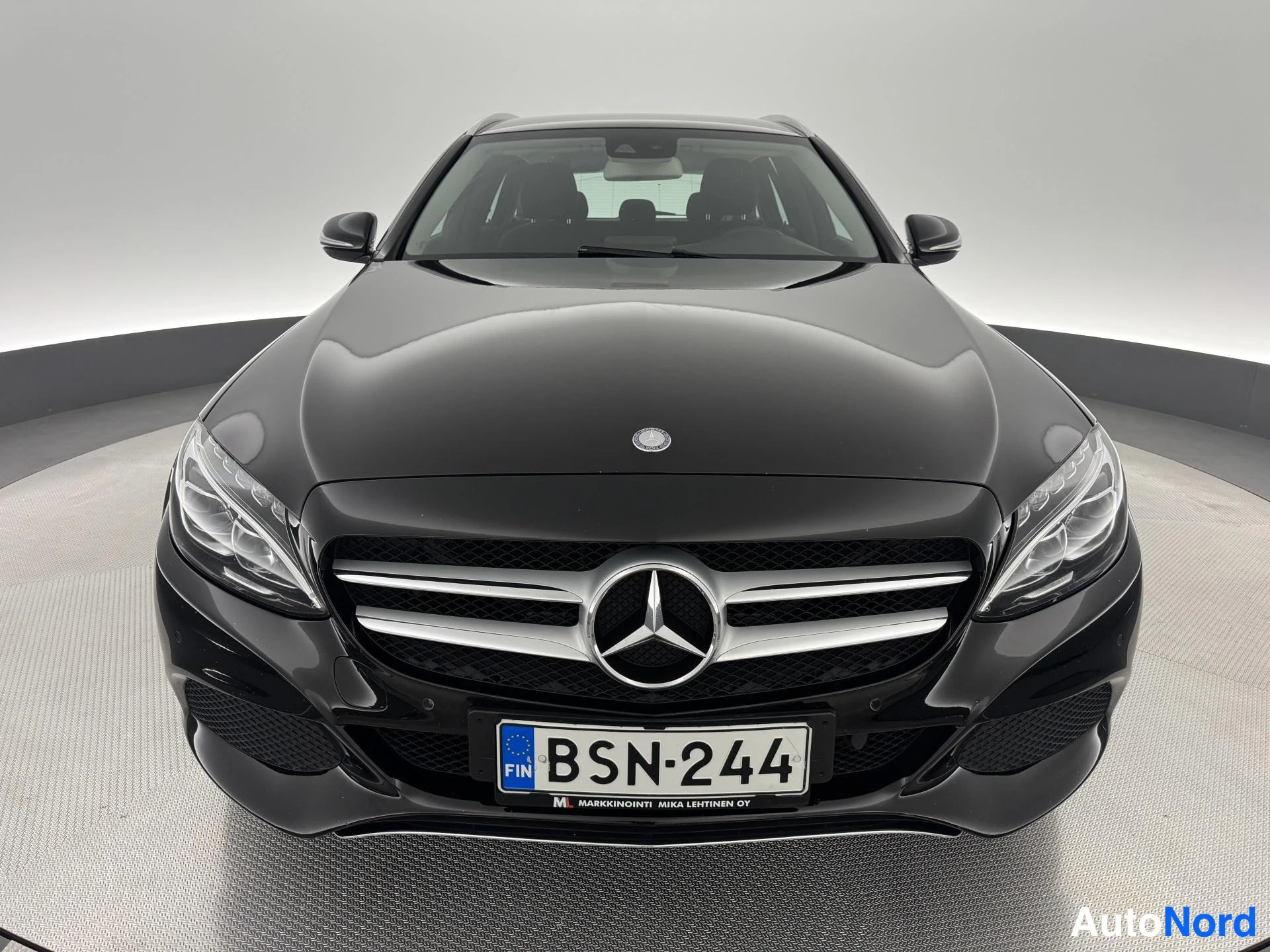 Musta Mercedes-Benz C 180 BlueTEC 2015, edestä, kuva 4