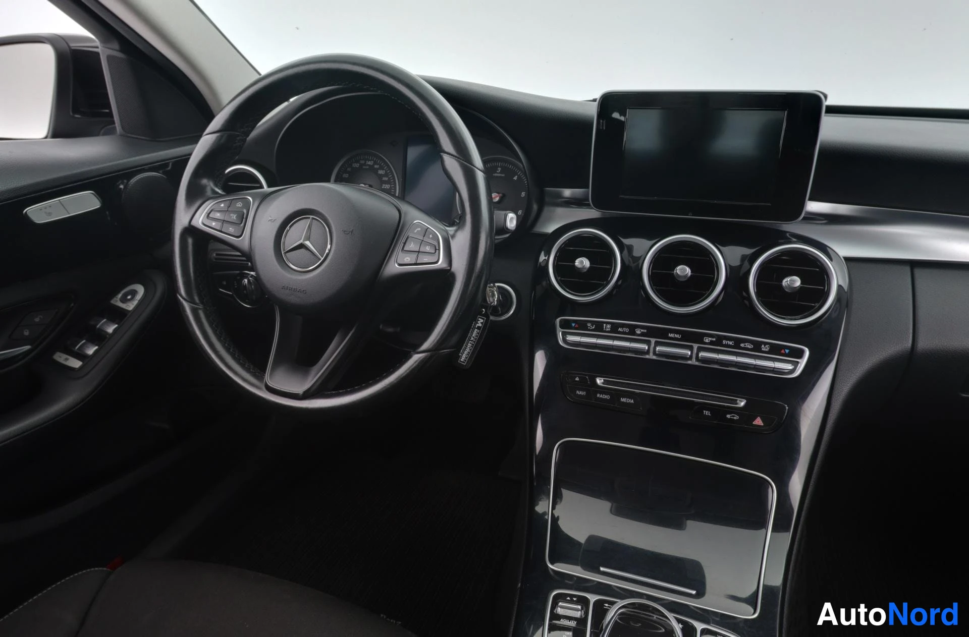 Musta Mercedes-Benz C 180 BlueTEC 2015, ohjaamo, kuva 11