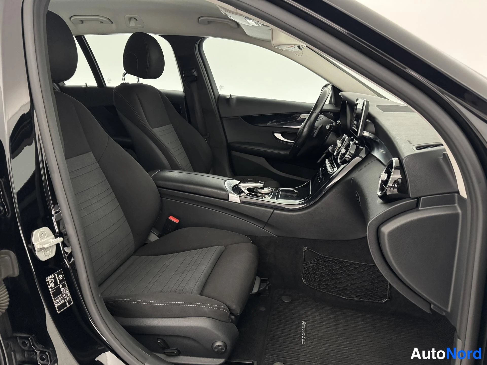 Musta Mercedes-Benz C 180 BlueTEC 2015, etuistuimet, kuva 16