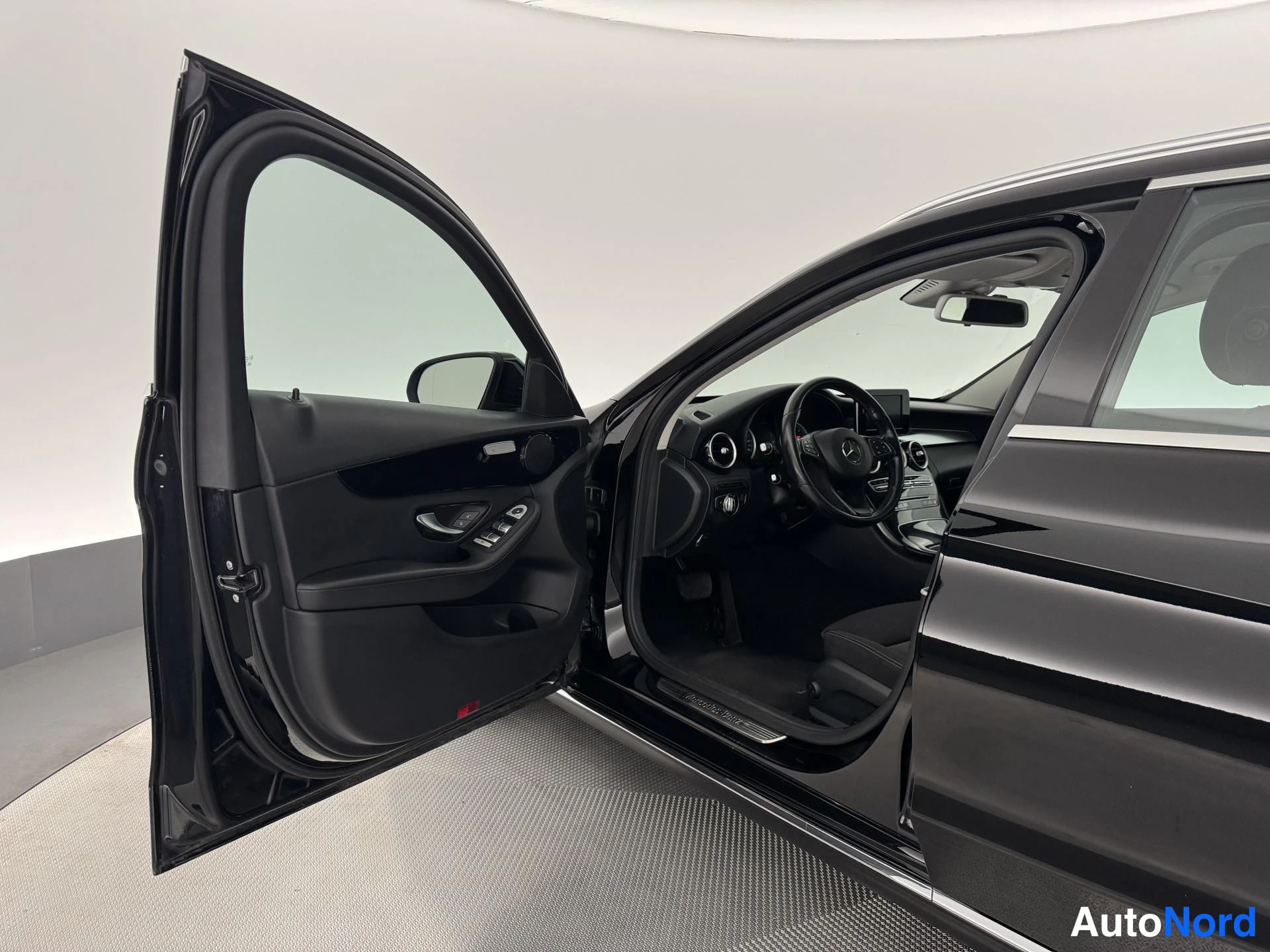 Musta Mercedes-Benz C 180 BlueTEC 2015, ohjaamo, kuva 12