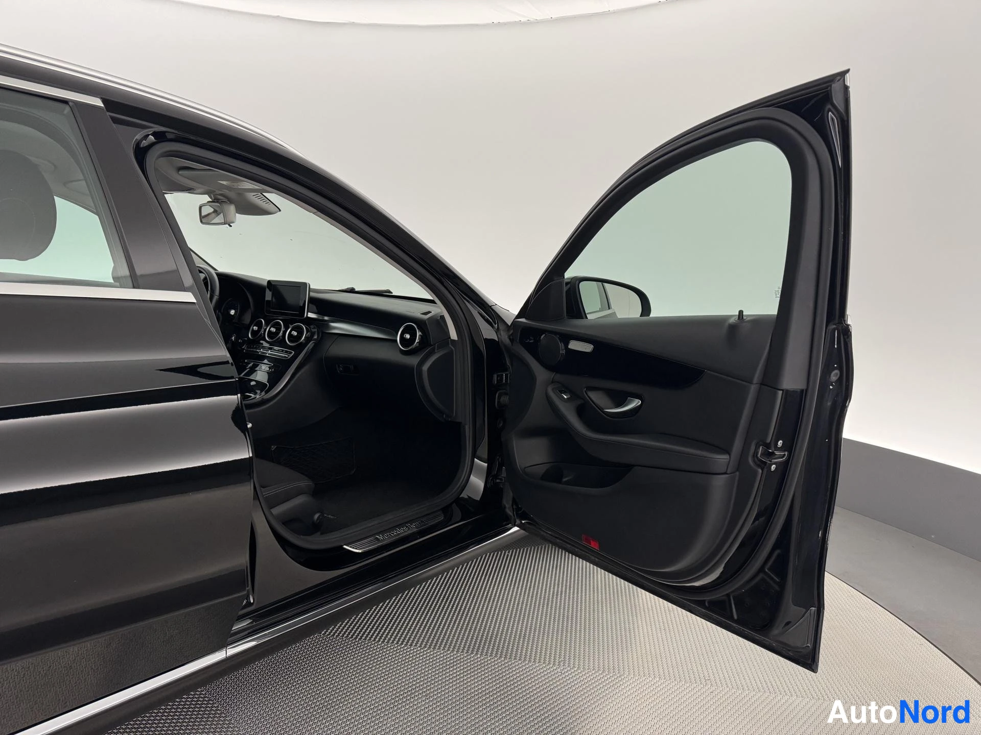 Musta Mercedes-Benz C 180 BlueTEC 2015, ohjaamo, kuva 13