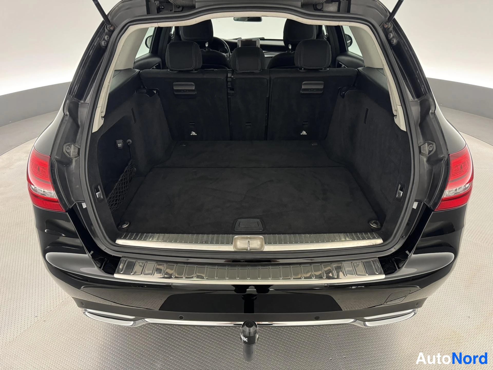 Musta Mercedes-Benz C 180 BlueTEC 2015, tavaratila, kuva 22