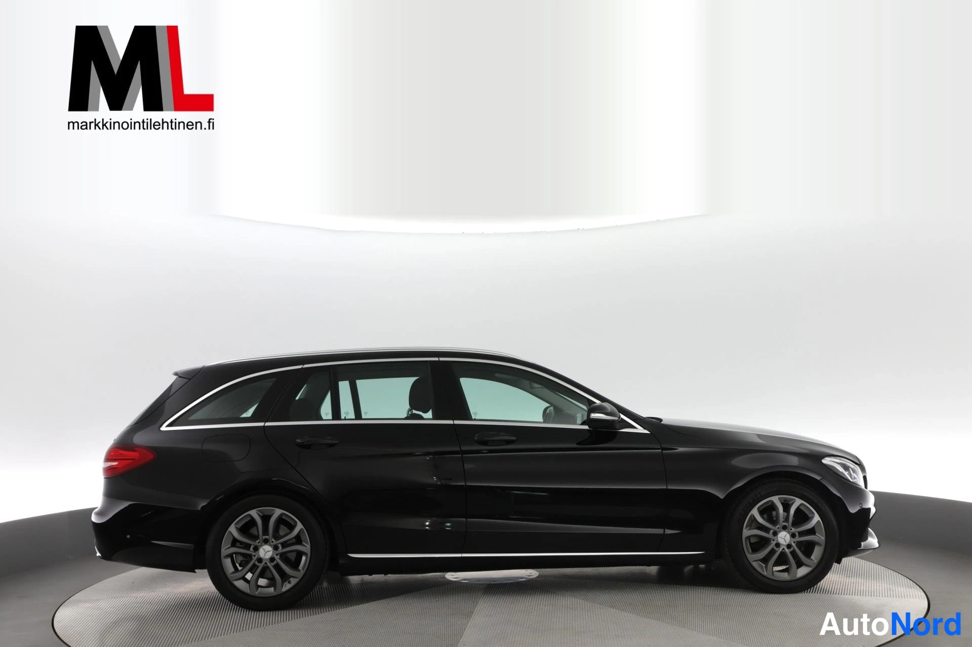 Musta Mercedes-Benz C 180 BlueTEC 2015, etuviisto, keula oikealle, kuva 3