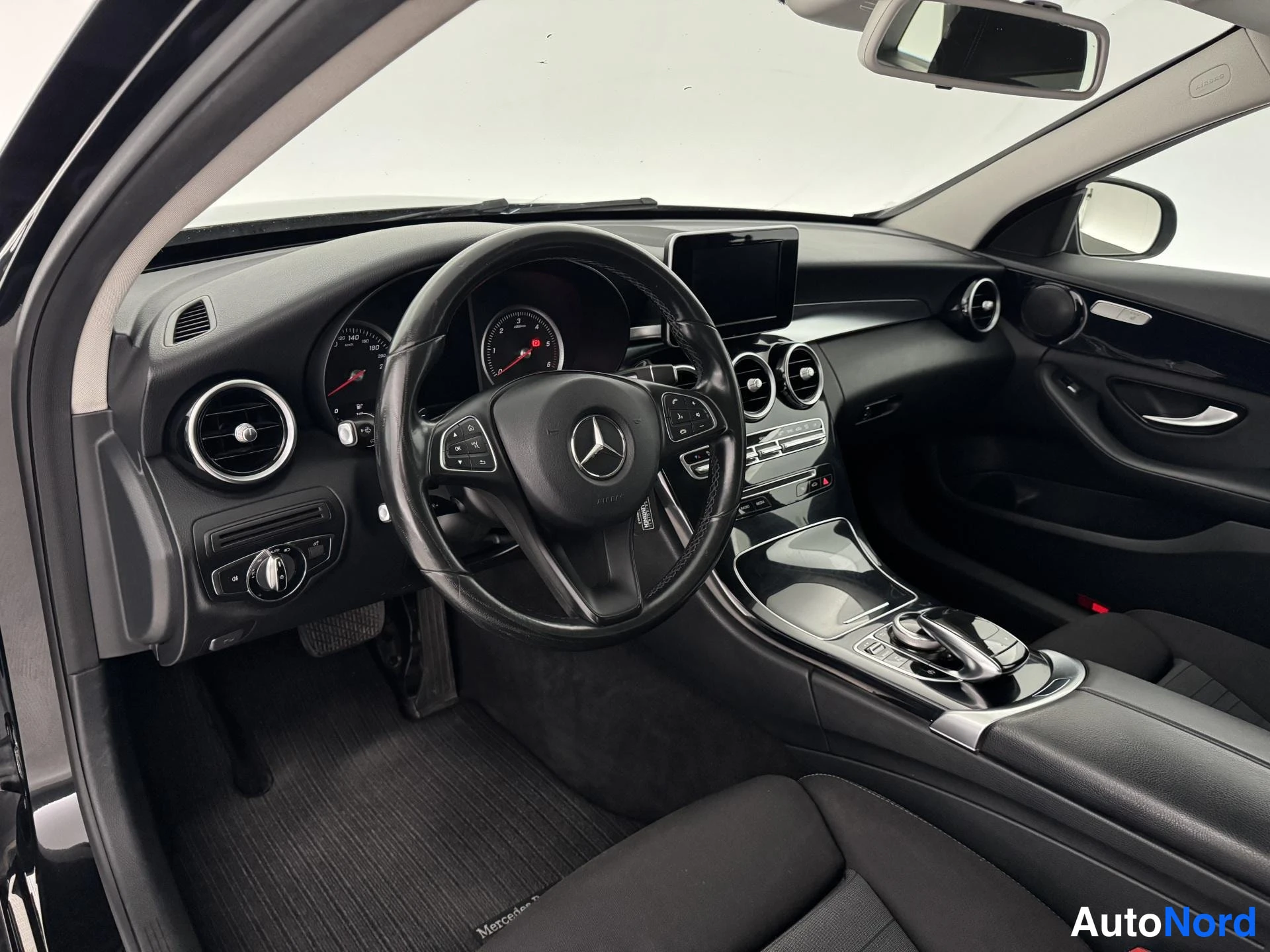 Musta Mercedes-Benz C 180 BlueTEC 2015, ohjaamo, kuva 10