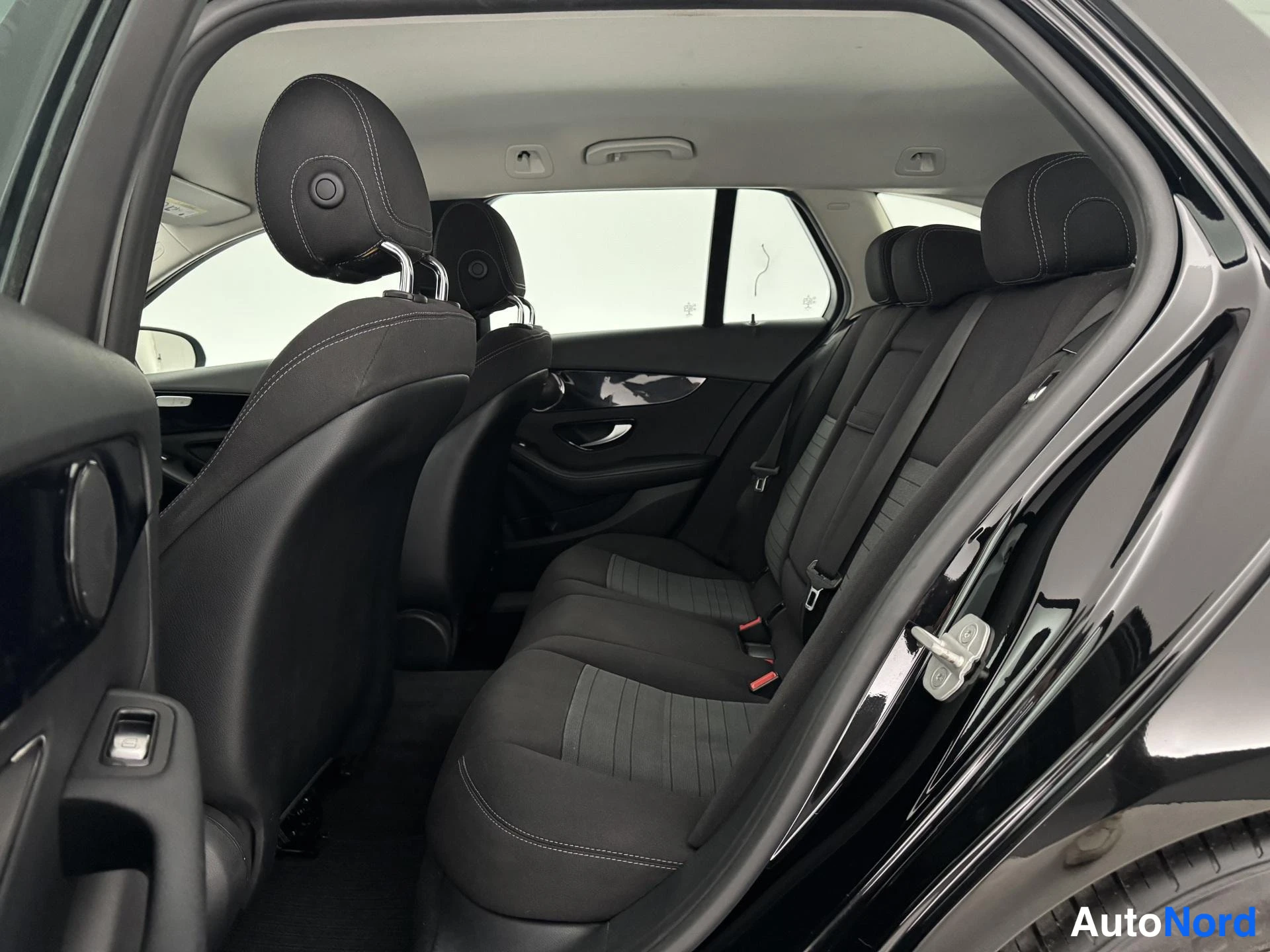 Musta Mercedes-Benz C 180 BlueTEC 2015, takaistuimet, kuva 17