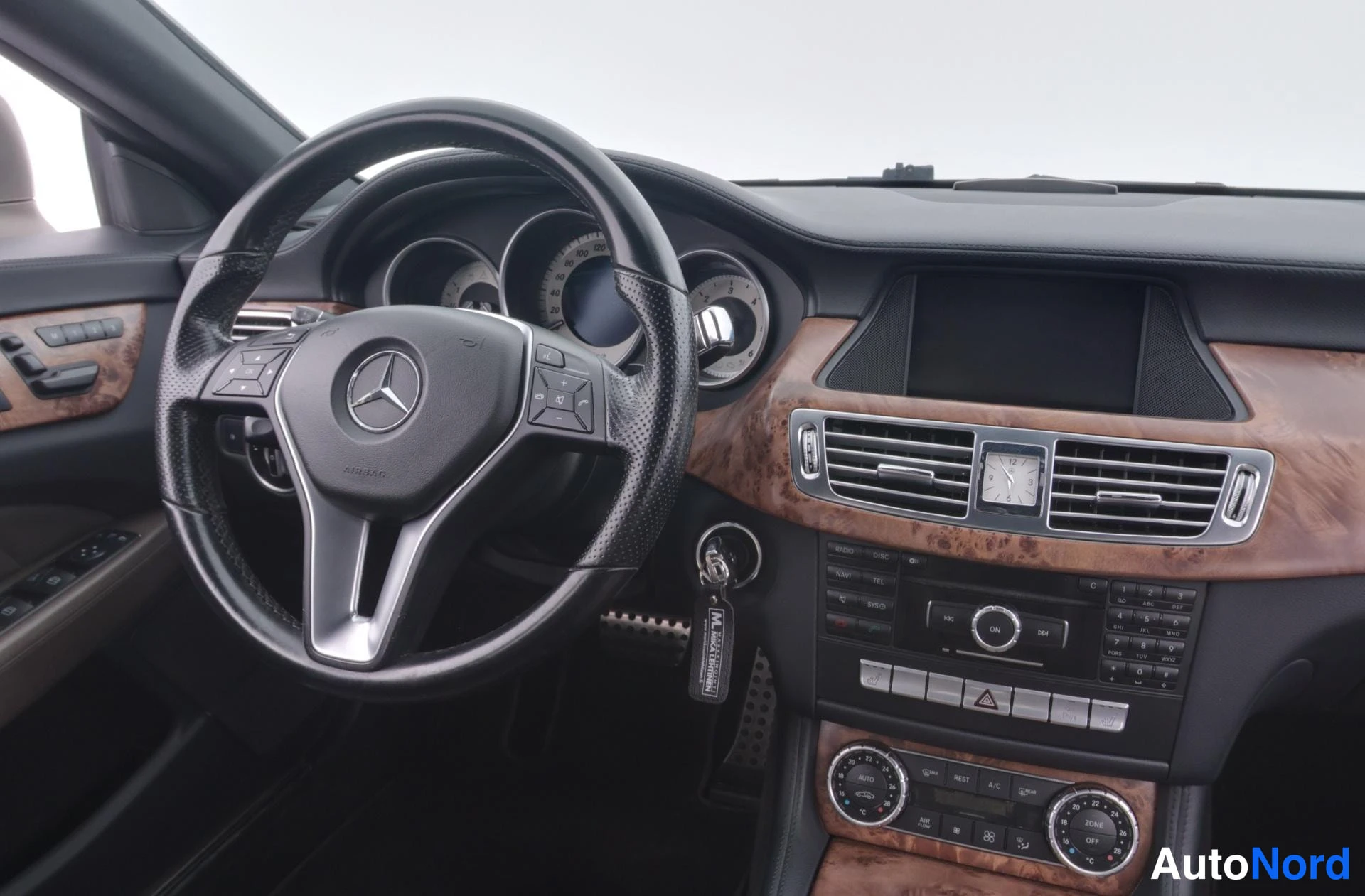 Harmaa Mercedes-Benz CLS 350 CDI 2011, ohjaamo, kuva 11