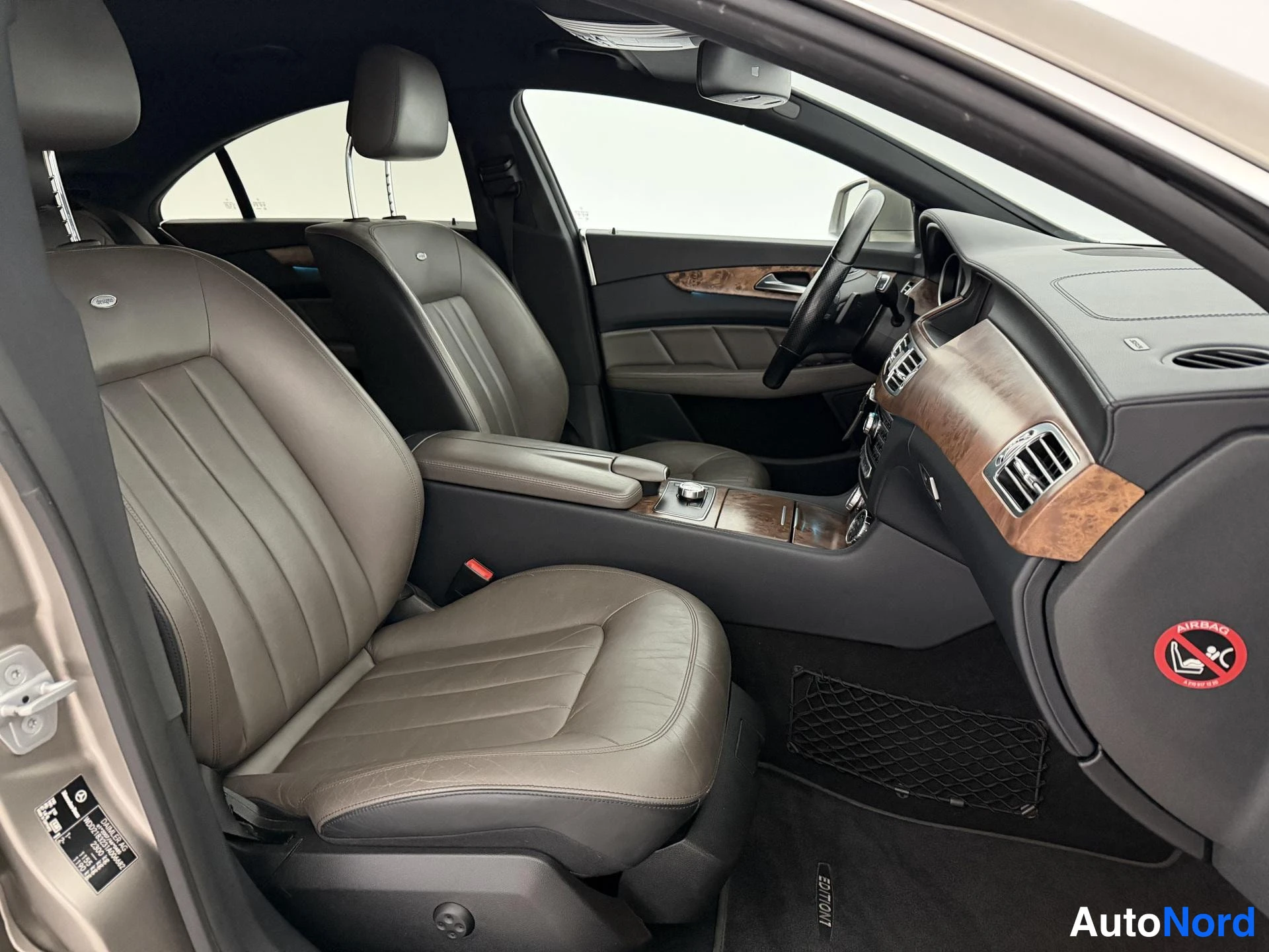 Harmaa Mercedes-Benz CLS 350 CDI 2011, ohjaamo, kuva 14