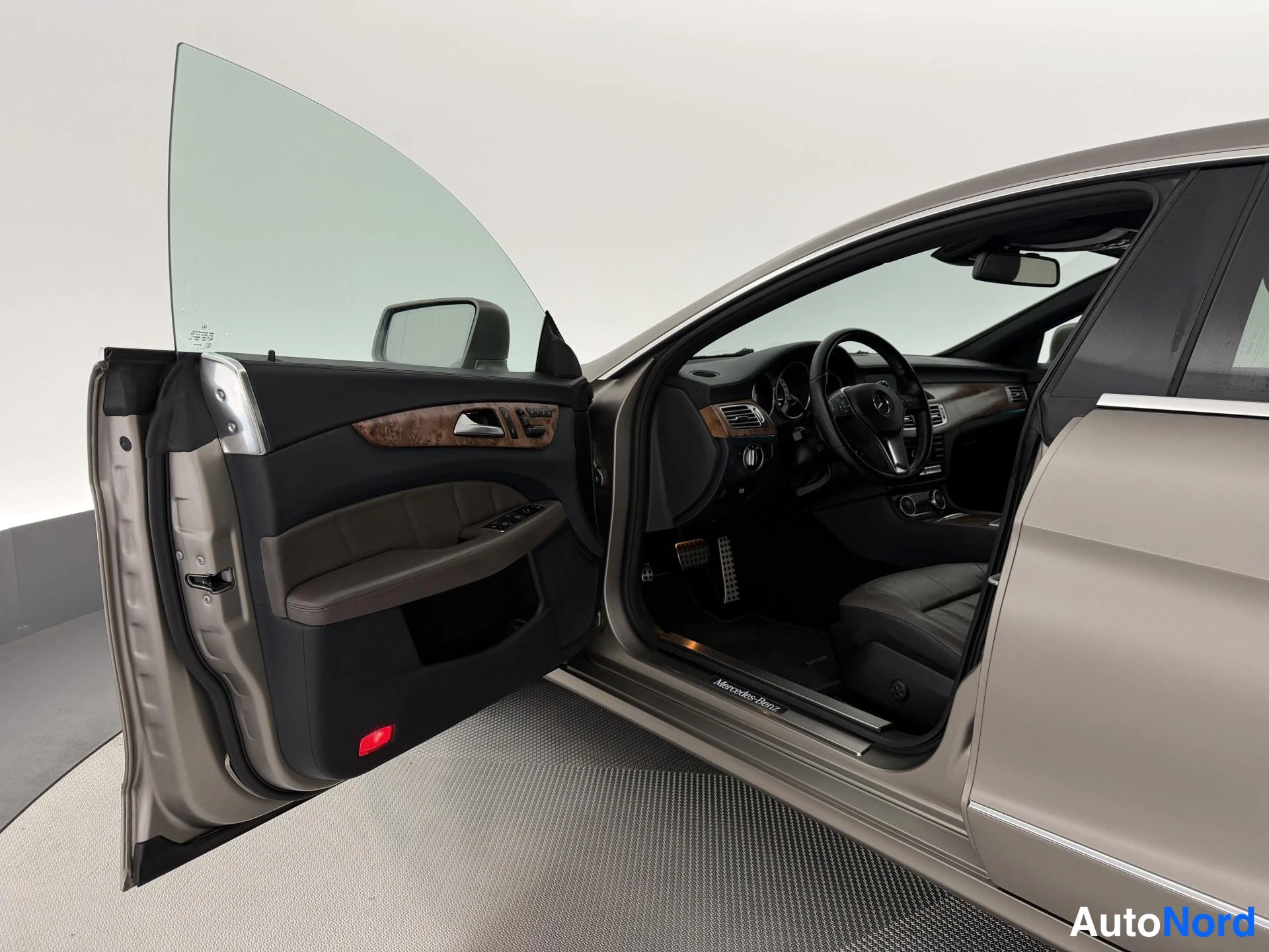 Harmaa Mercedes-Benz CLS 350 CDI 2011, ohjaamo, kuva 15