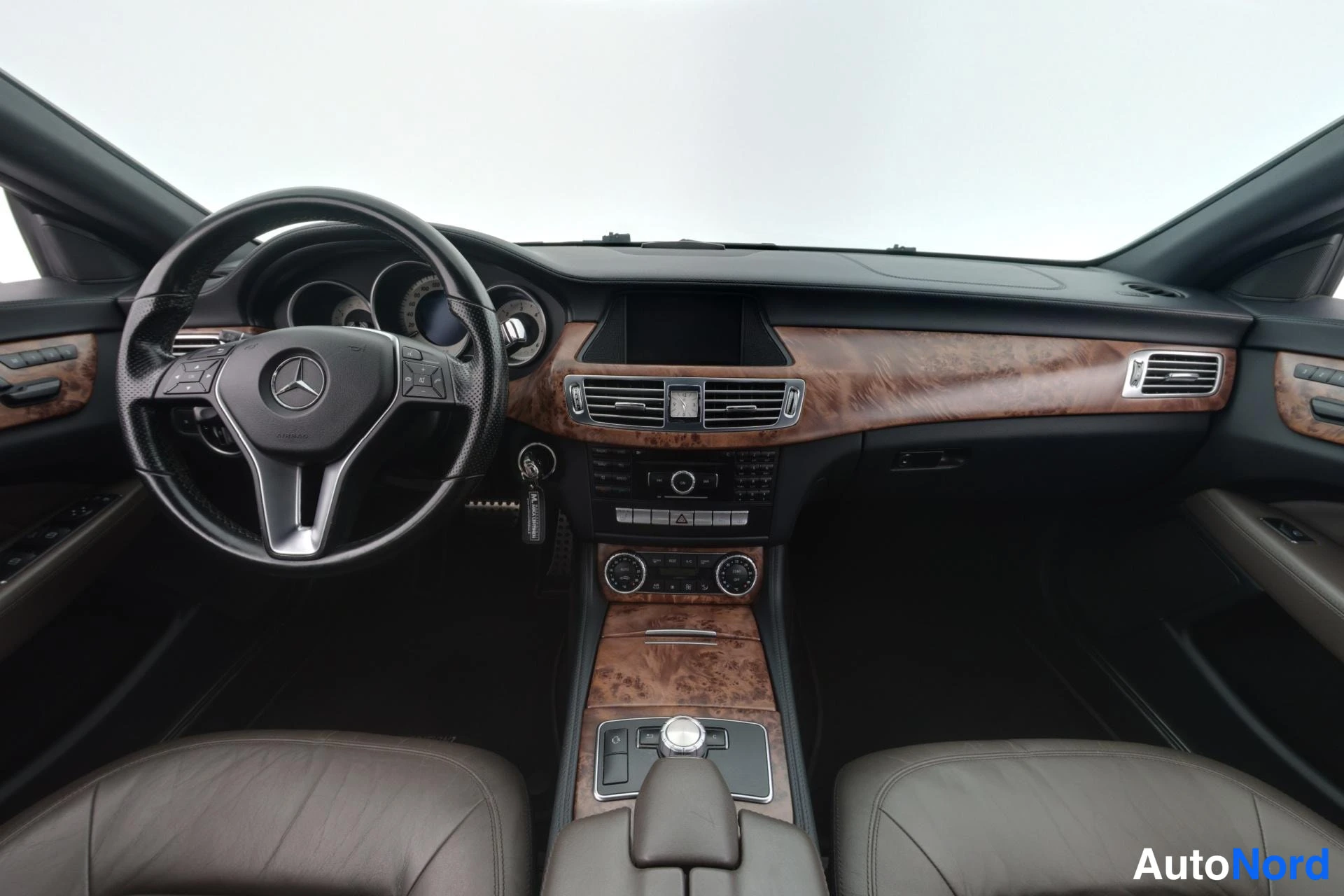 Harmaa Mercedes-Benz CLS 350 CDI 2011, ohjaamo, kuva 9