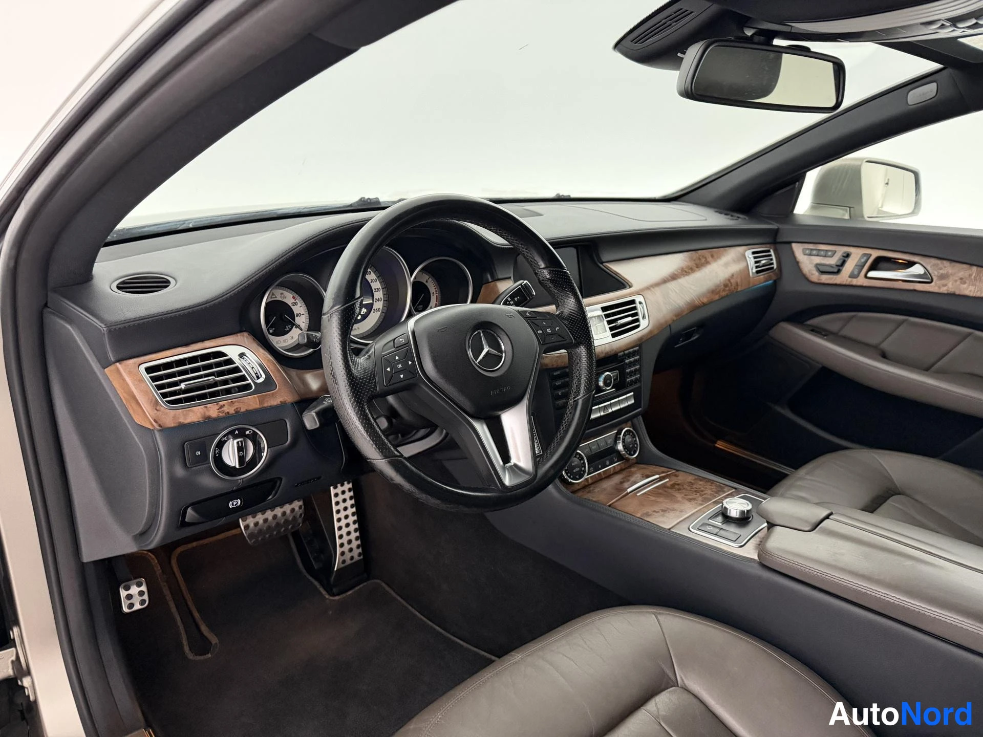 Harmaa Mercedes-Benz CLS 350 CDI 2011, ohjaamo, kuva 10