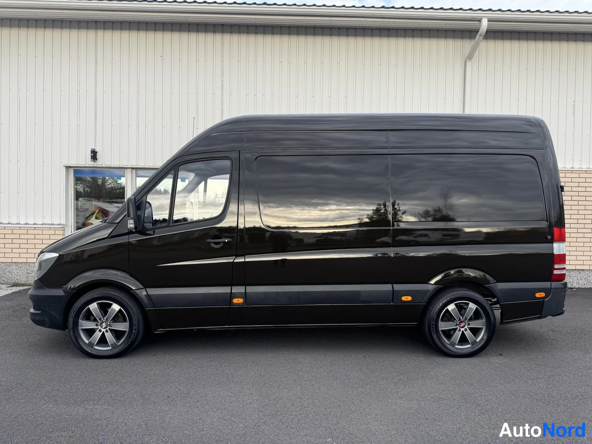 Ruskea Mercedes-Benz Sprinter 314 CDI 2017, sivulta, kuva 3