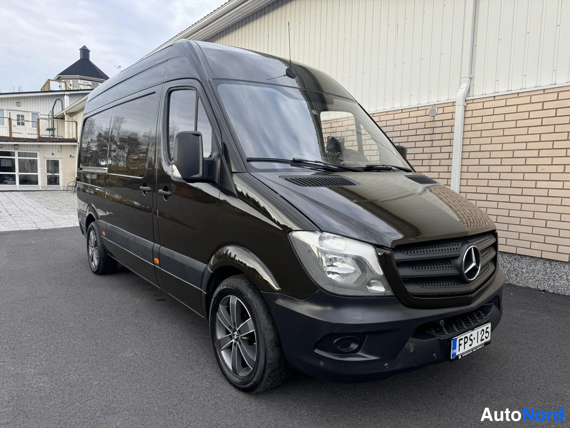 Ruskea Mercedes-Benz Sprinter 314 CDI 2017, etuviisto, keula oikealle, kuva 2