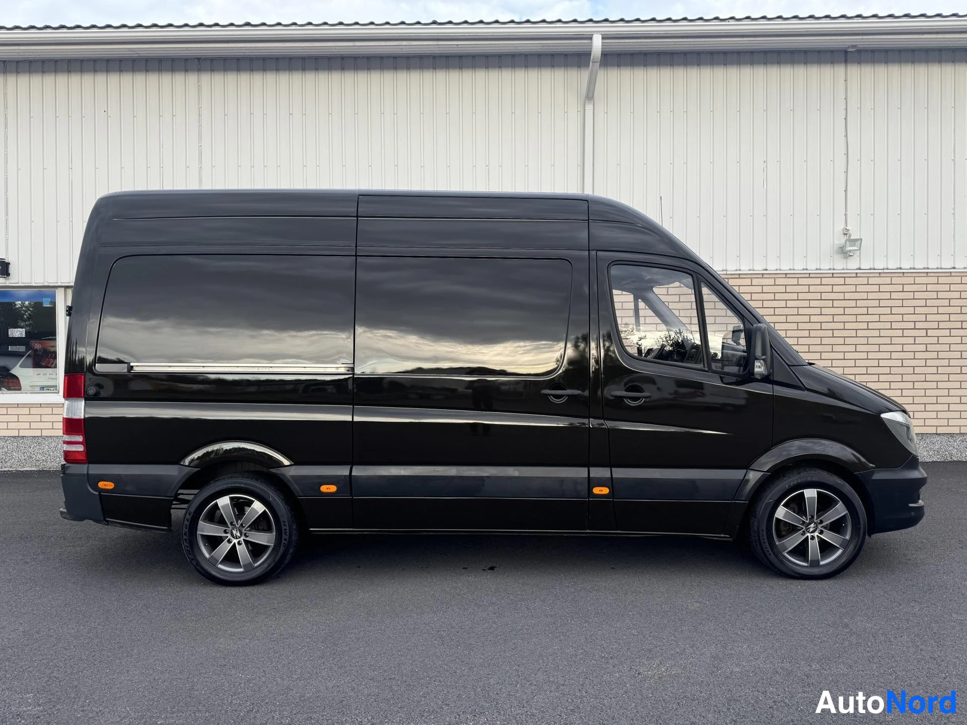 Ruskea Mercedes-Benz Sprinter 314 CDI 2017, sivulta, kuva 4
