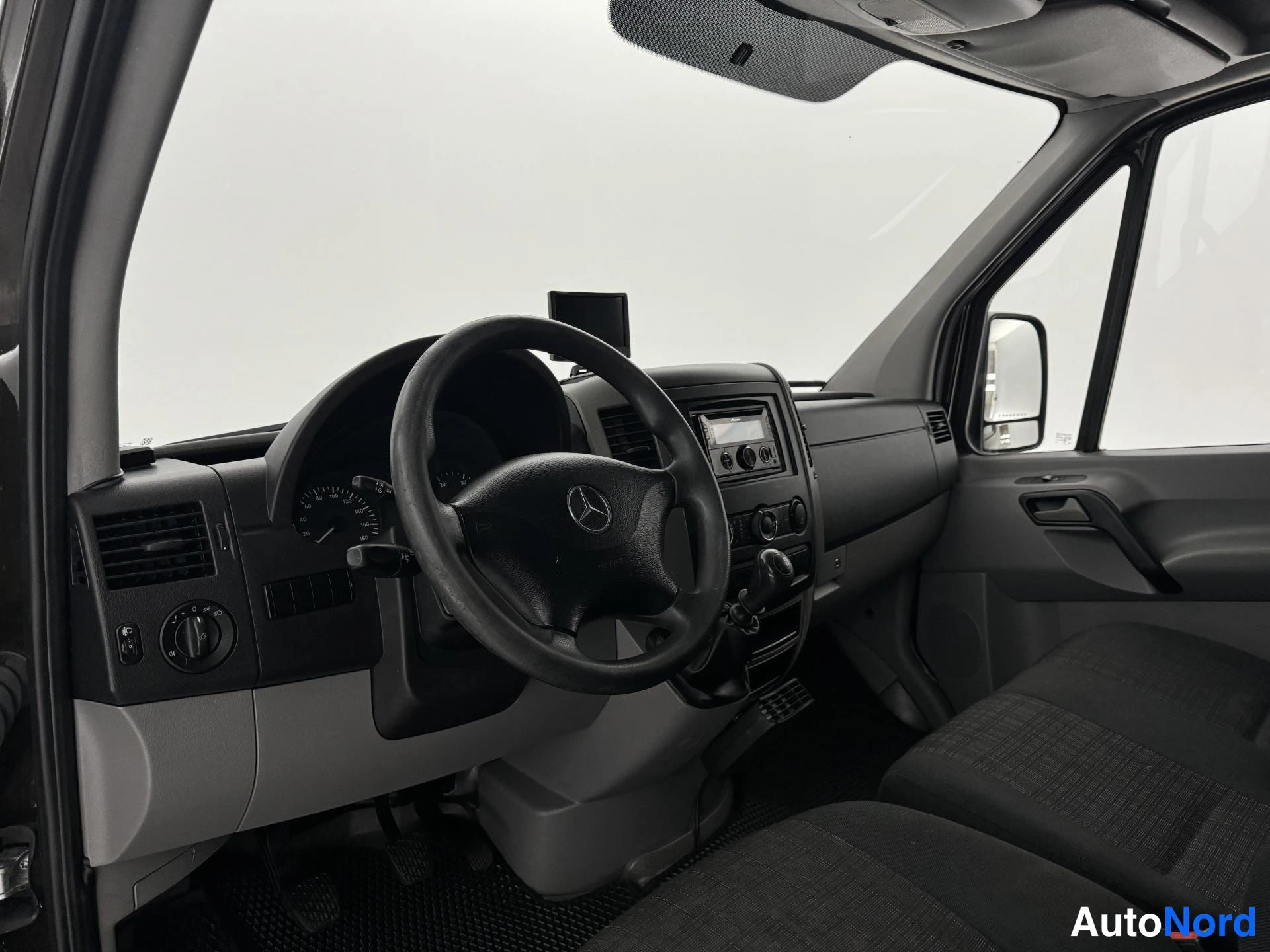 Ruskea Mercedes-Benz Sprinter 314 CDI 2017, ohjaamo, kuva 9