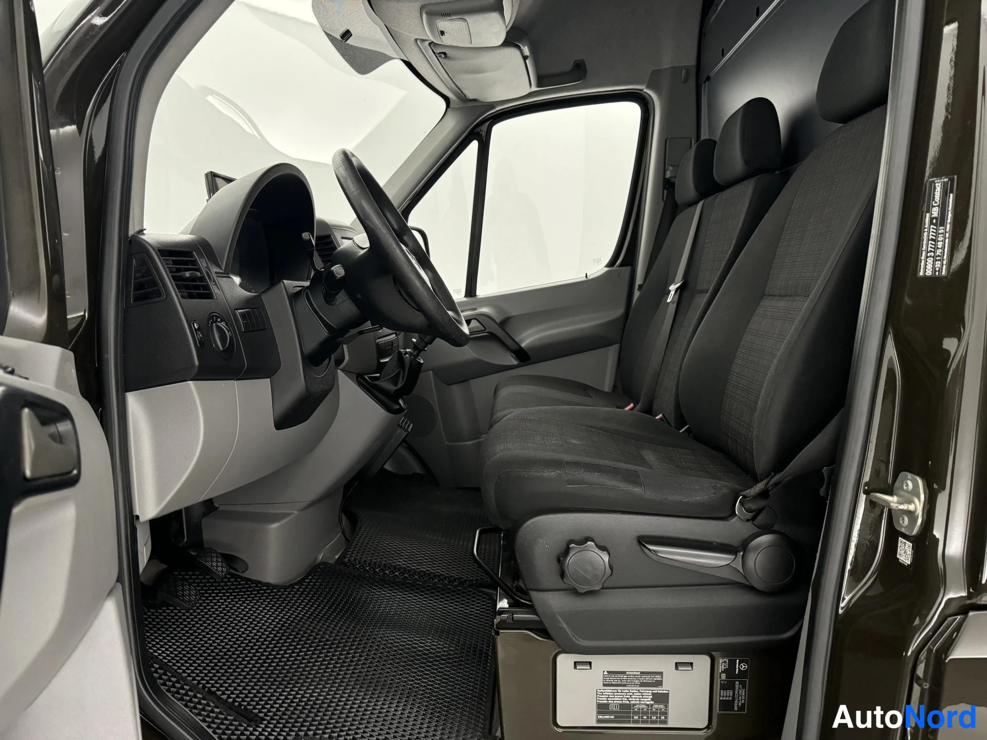 Ruskea Mercedes-Benz Sprinter 314 CDI 2017, ohjaamo, kuva 11