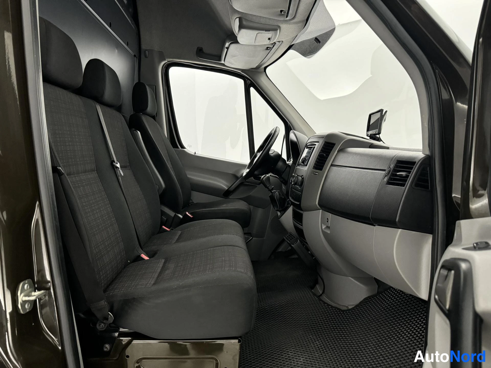 Ruskea Mercedes-Benz Sprinter 314 CDI 2017, ohjaamo, kuva 12