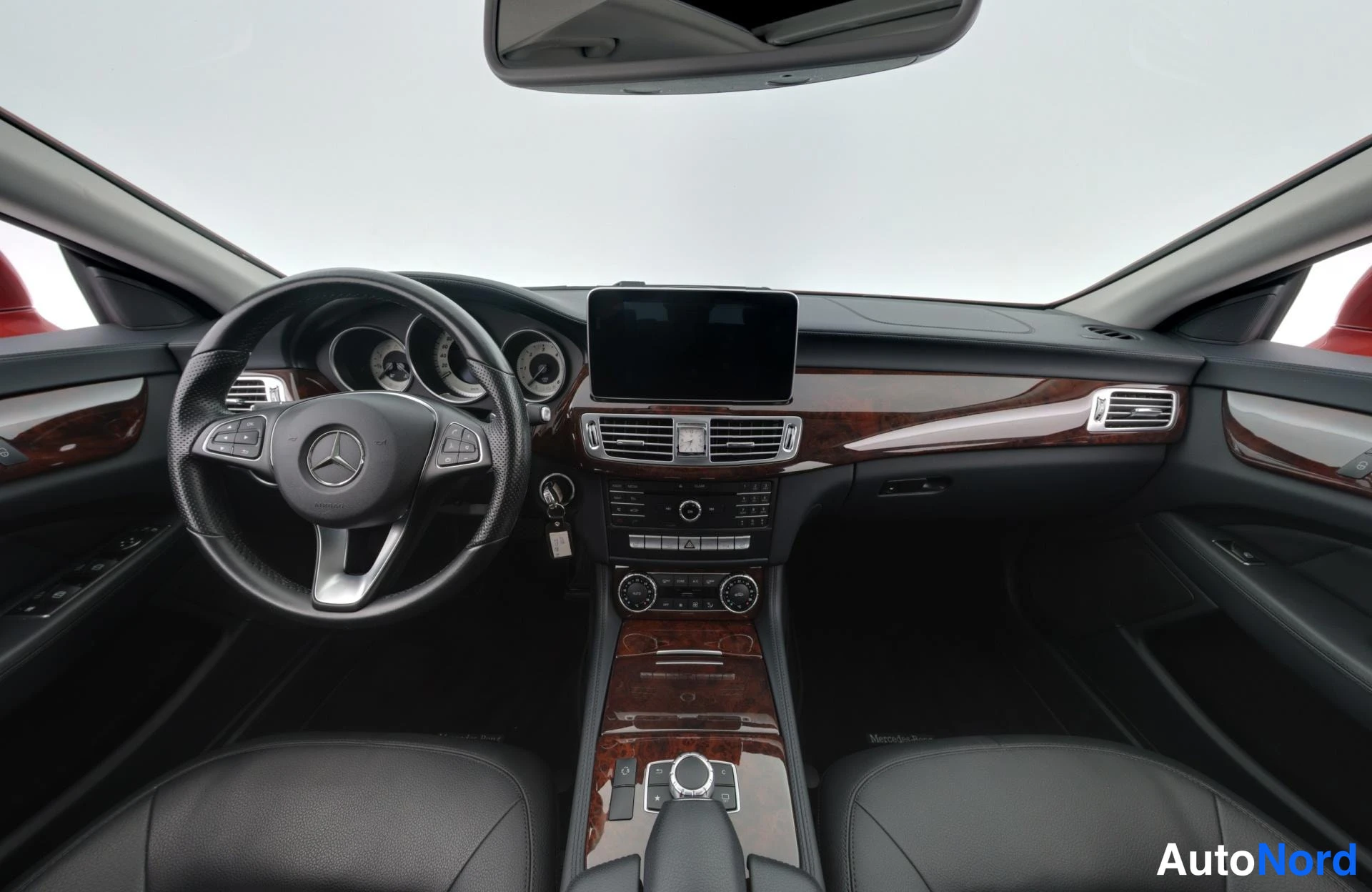 Punainen Mercedes-Benz CLS 220 d 2015, ohjaamo, kuva 9
